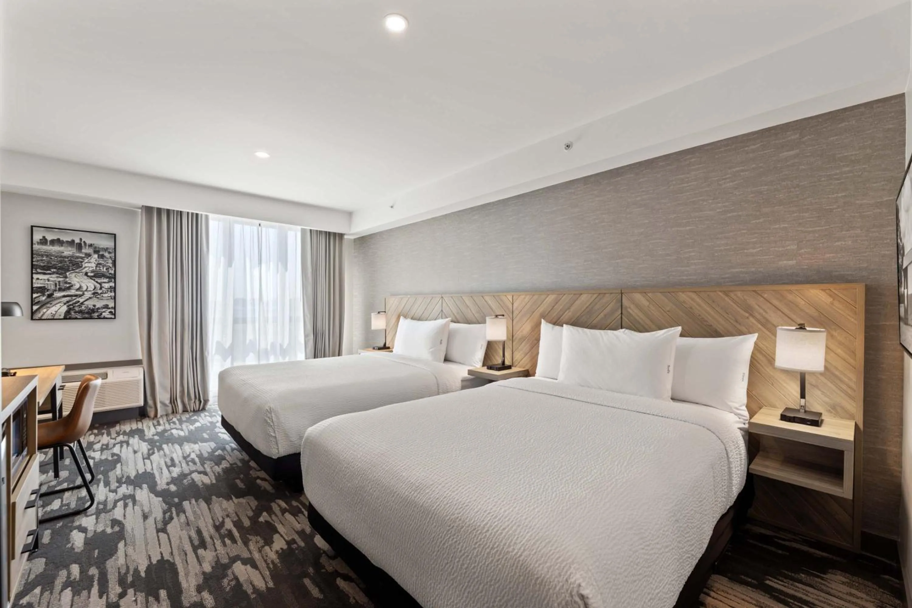 Photo of the whole room, Bed in Sandman Signature Dallas Las Colinas Hotel & Suites