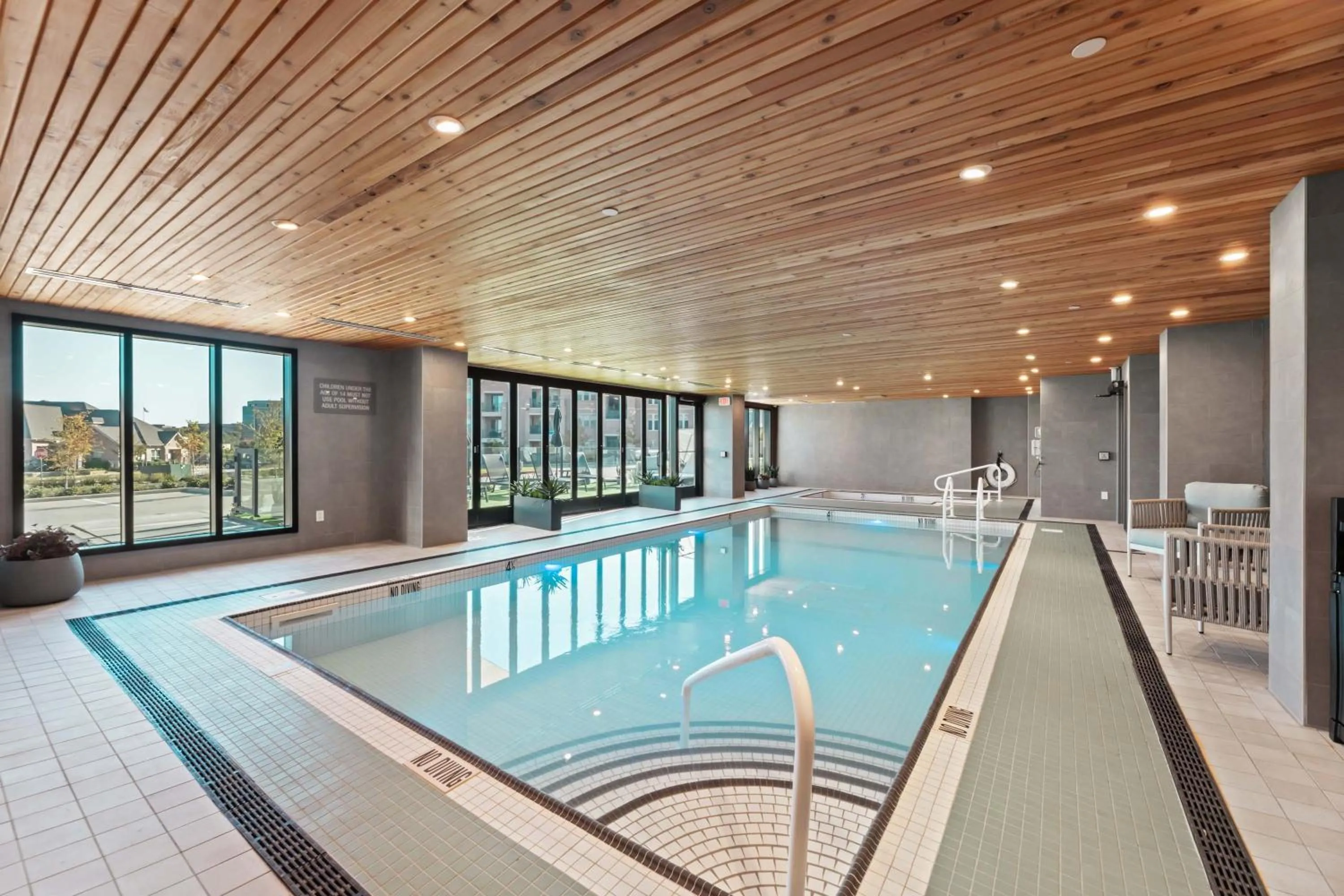 Swimming pool in Sandman Signature Dallas Las Colinas Hotel & Suites