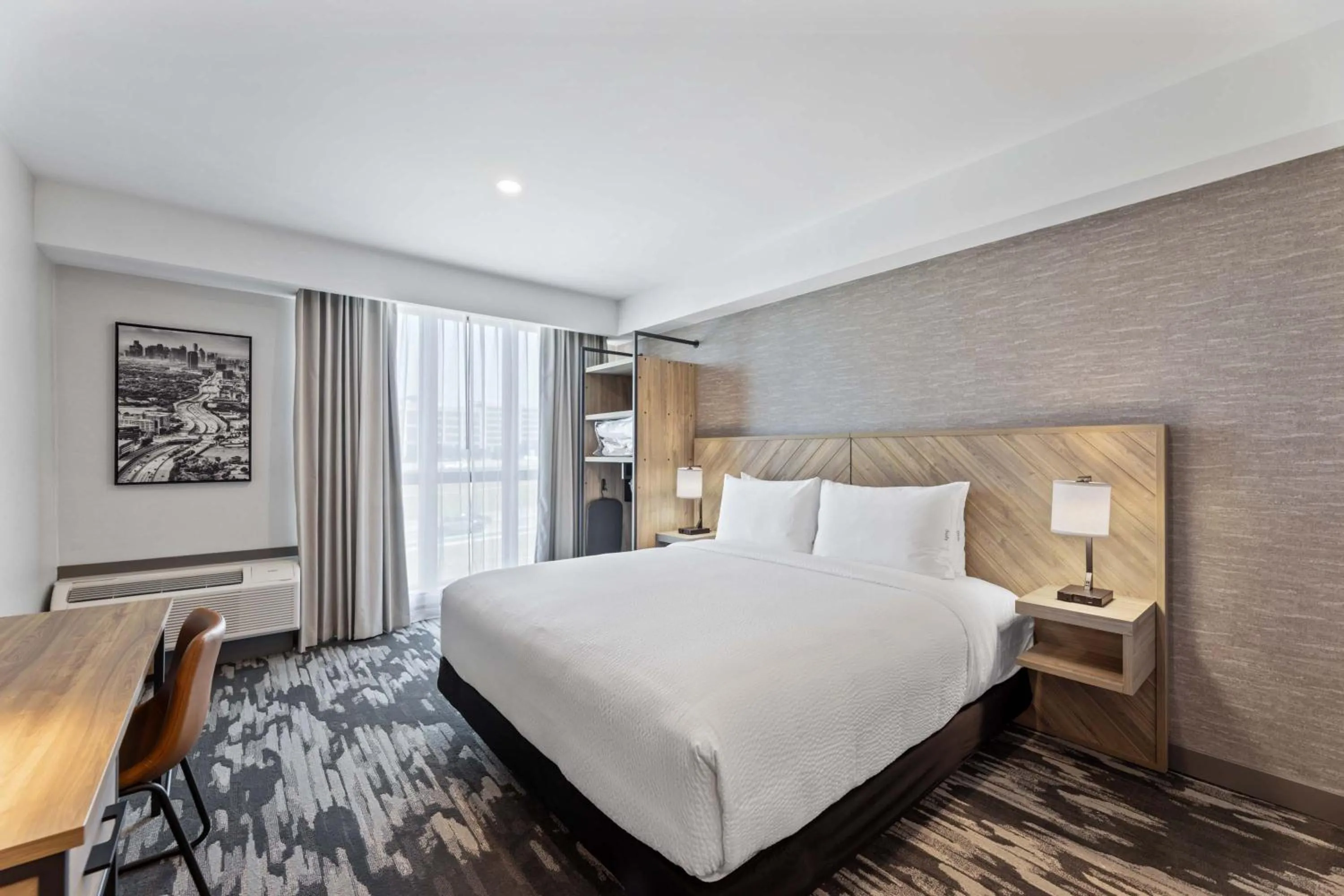 Photo of the whole room, Bed in Sandman Signature Dallas Las Colinas Hotel & Suites