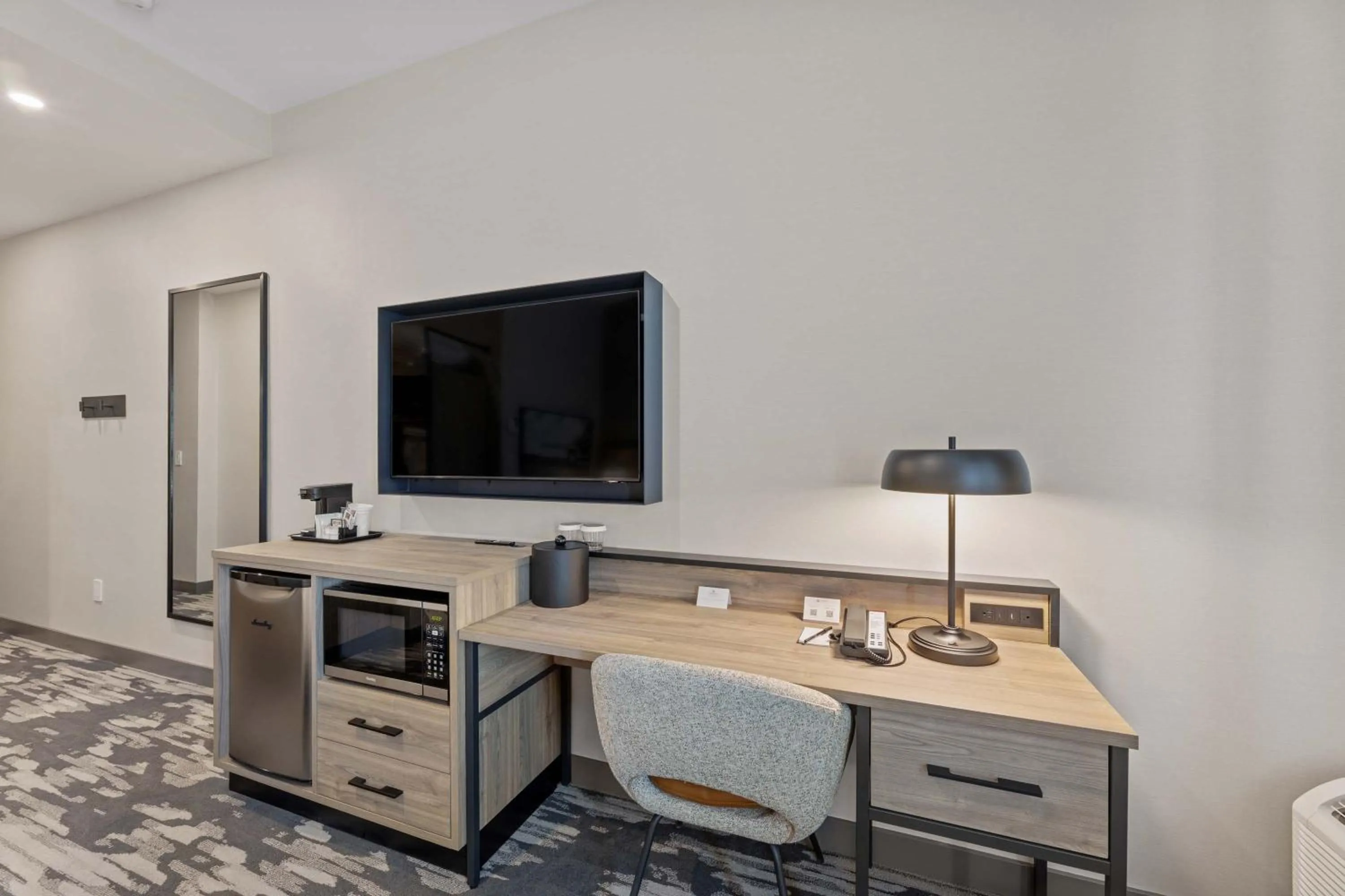 Photo of the whole room in Sandman Signature Dallas Las Colinas Hotel & Suites