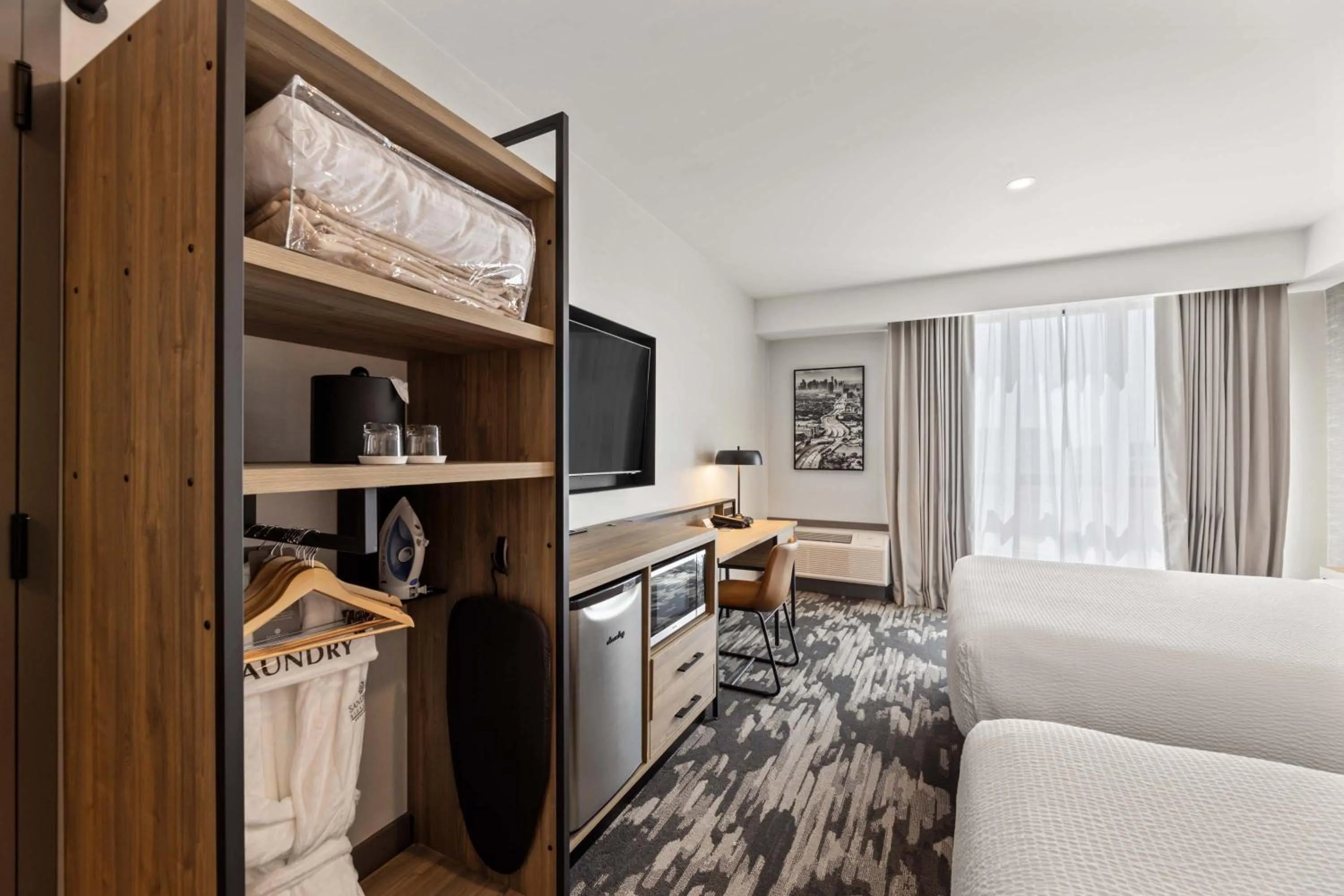 Photo of the whole room, Bed in Sandman Signature Dallas Las Colinas Hotel & Suites