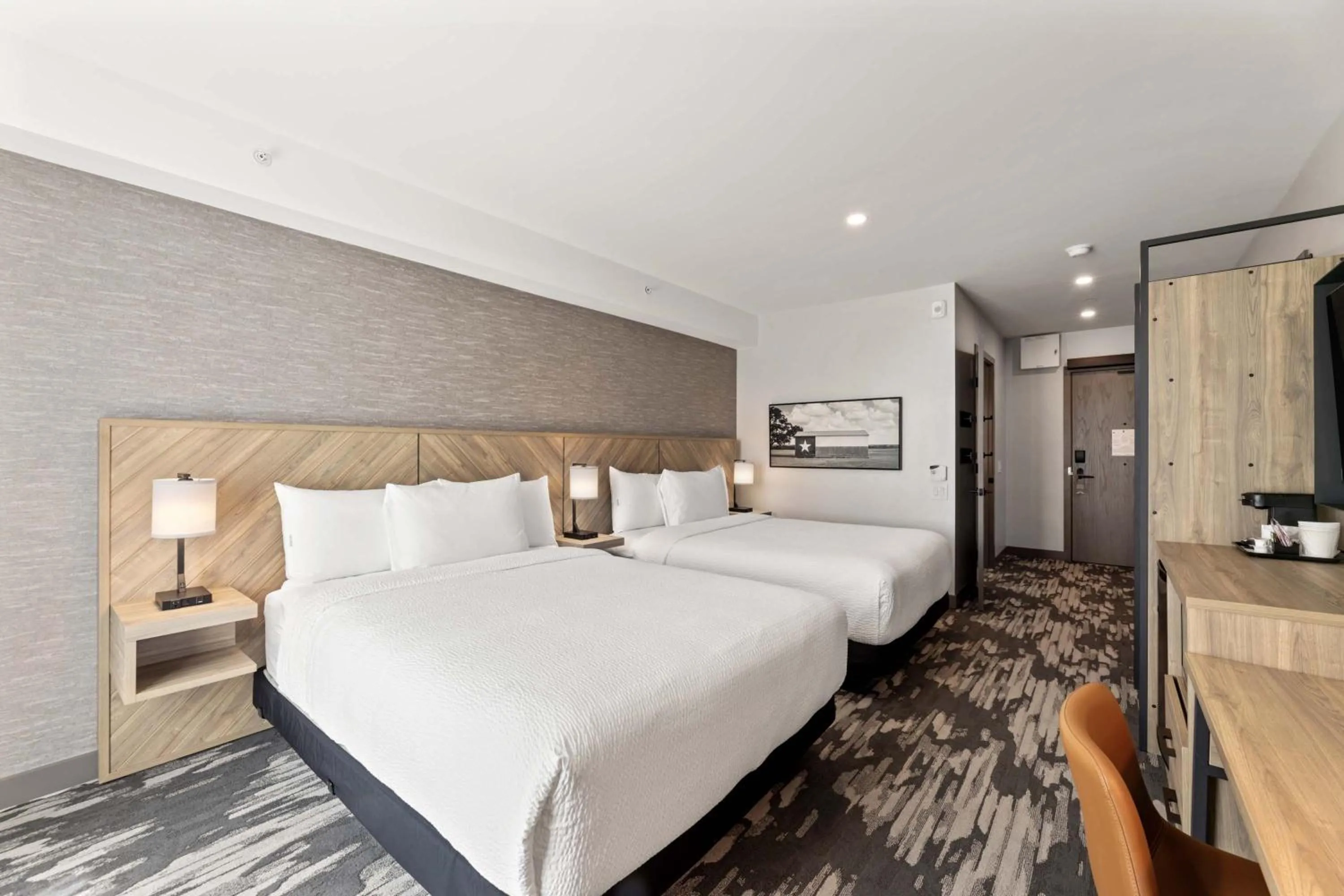Photo of the whole room, Bed in Sandman Signature Dallas Las Colinas Hotel & Suites