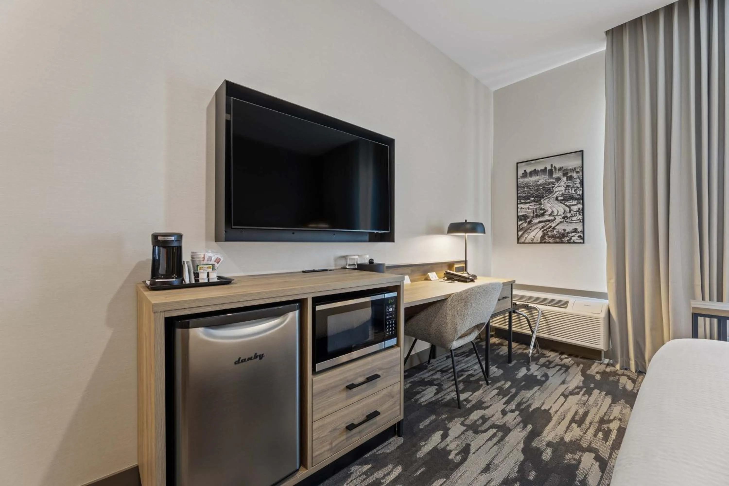 Photo of the whole room in Sandman Signature Dallas Las Colinas Hotel & Suites