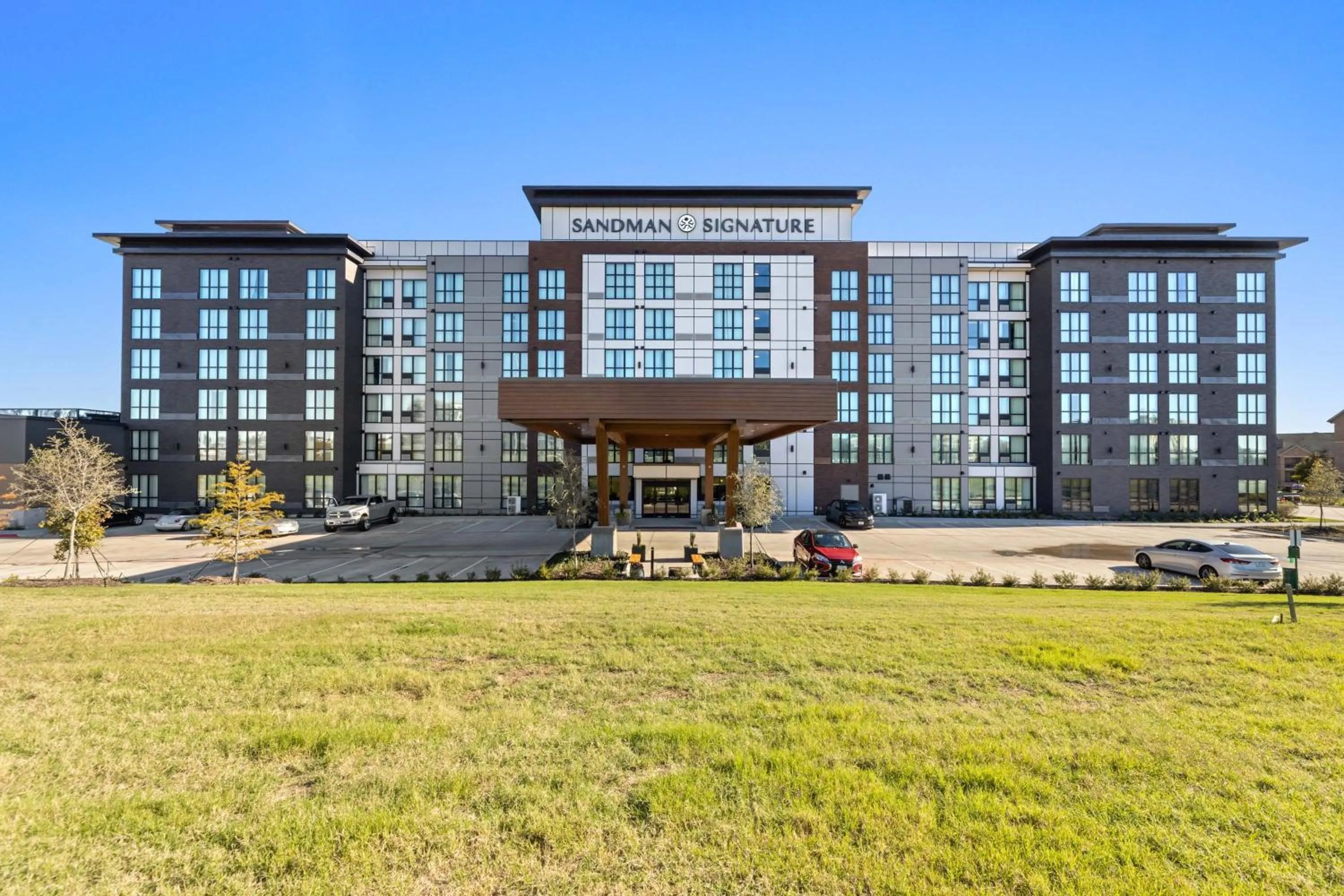 Property building in Sandman Signature Dallas Las Colinas Hotel & Suites