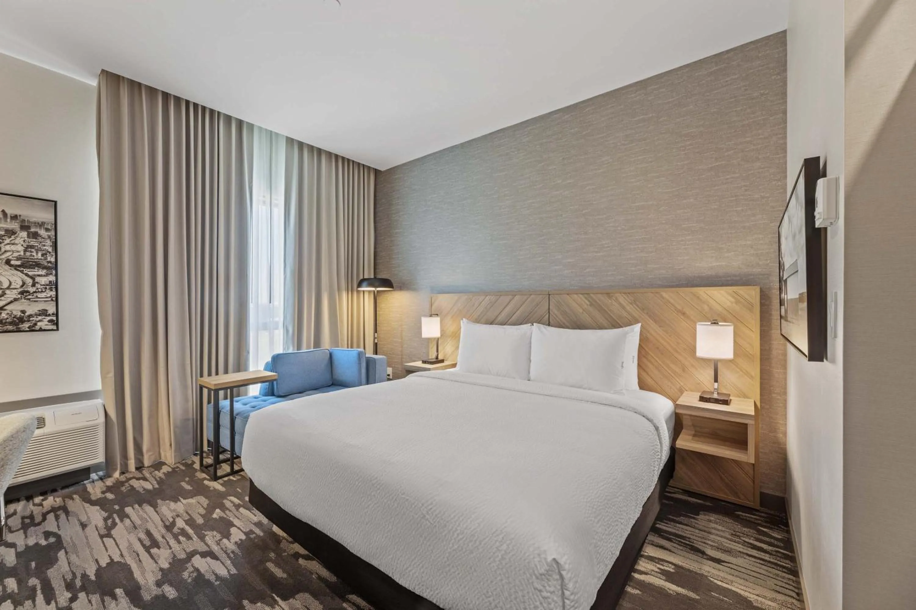 Photo of the whole room, Bed in Sandman Signature Dallas Las Colinas Hotel & Suites