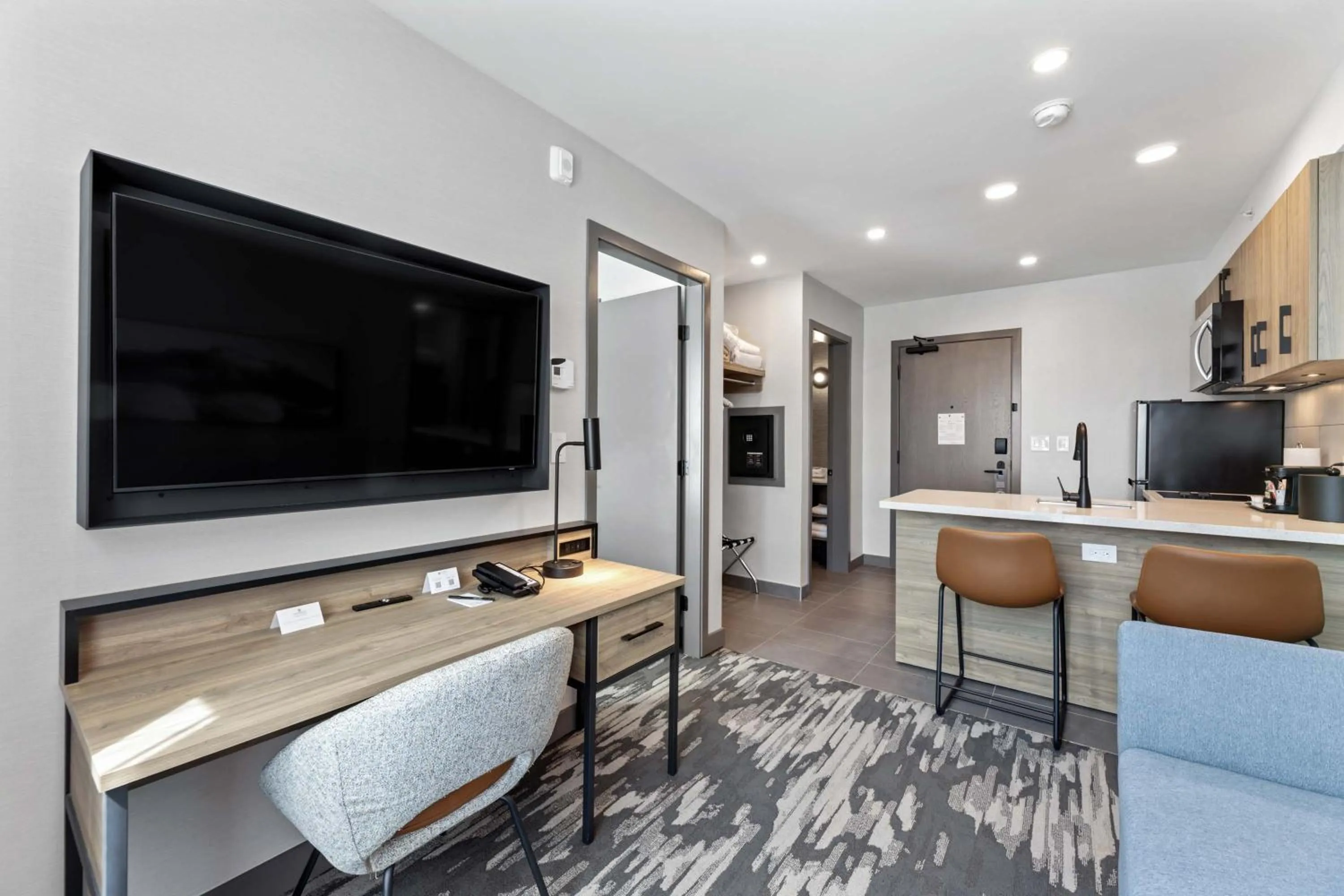 Photo of the whole room in Sandman Signature Dallas Las Colinas Hotel & Suites