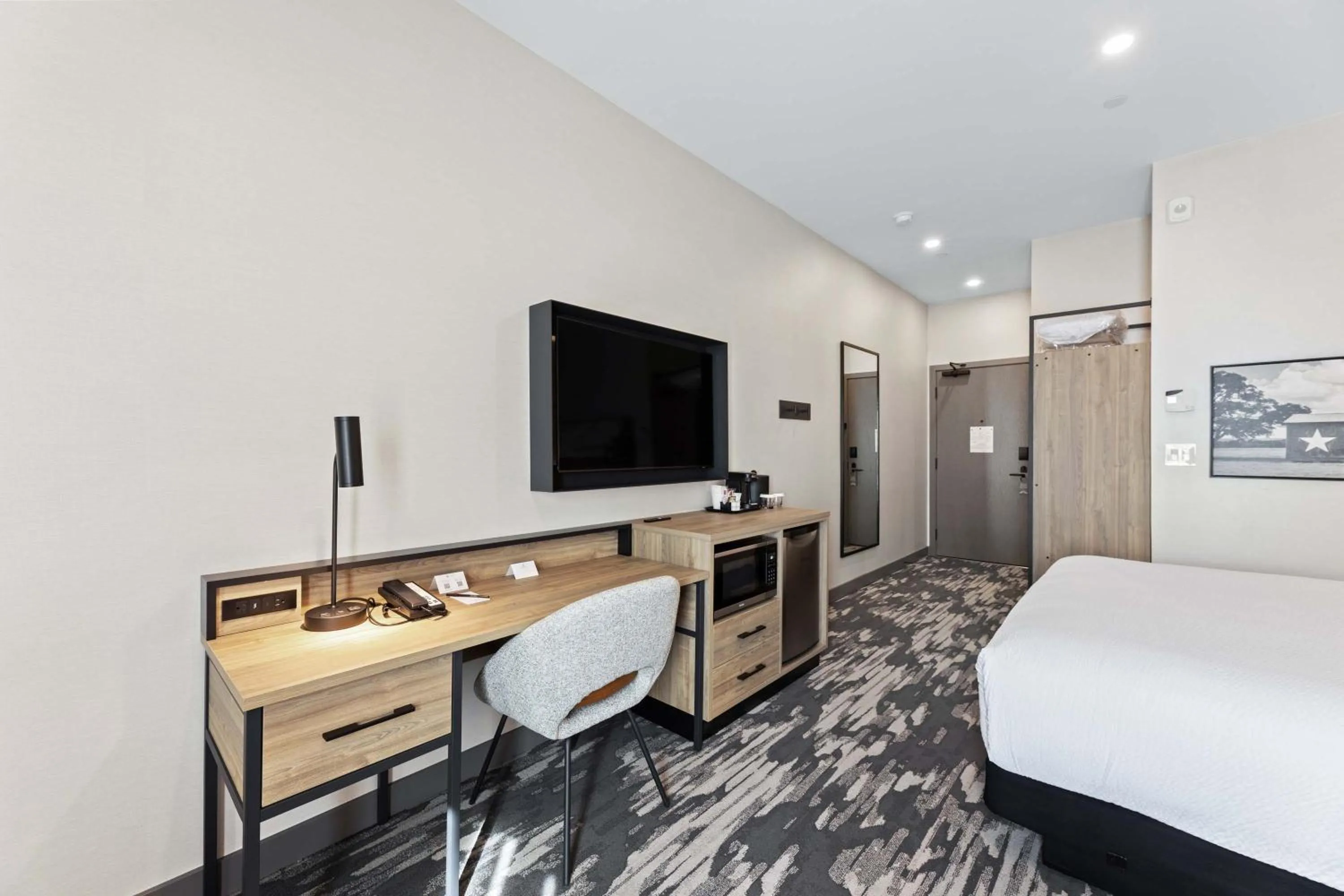 Photo of the whole room, Bed in Sandman Signature Dallas Las Colinas Hotel & Suites