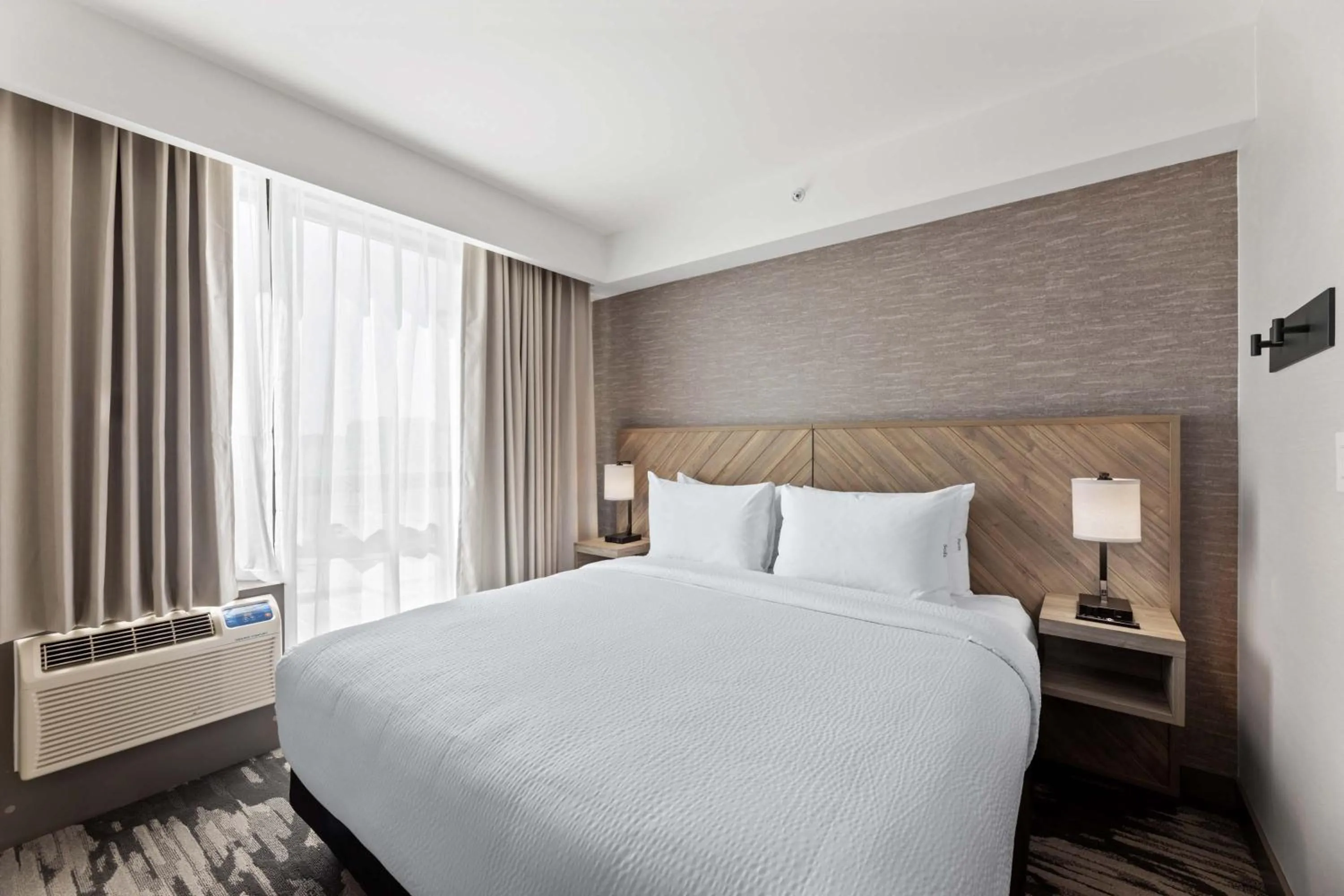 Photo of the whole room, Bed in Sandman Signature Dallas Las Colinas Hotel & Suites