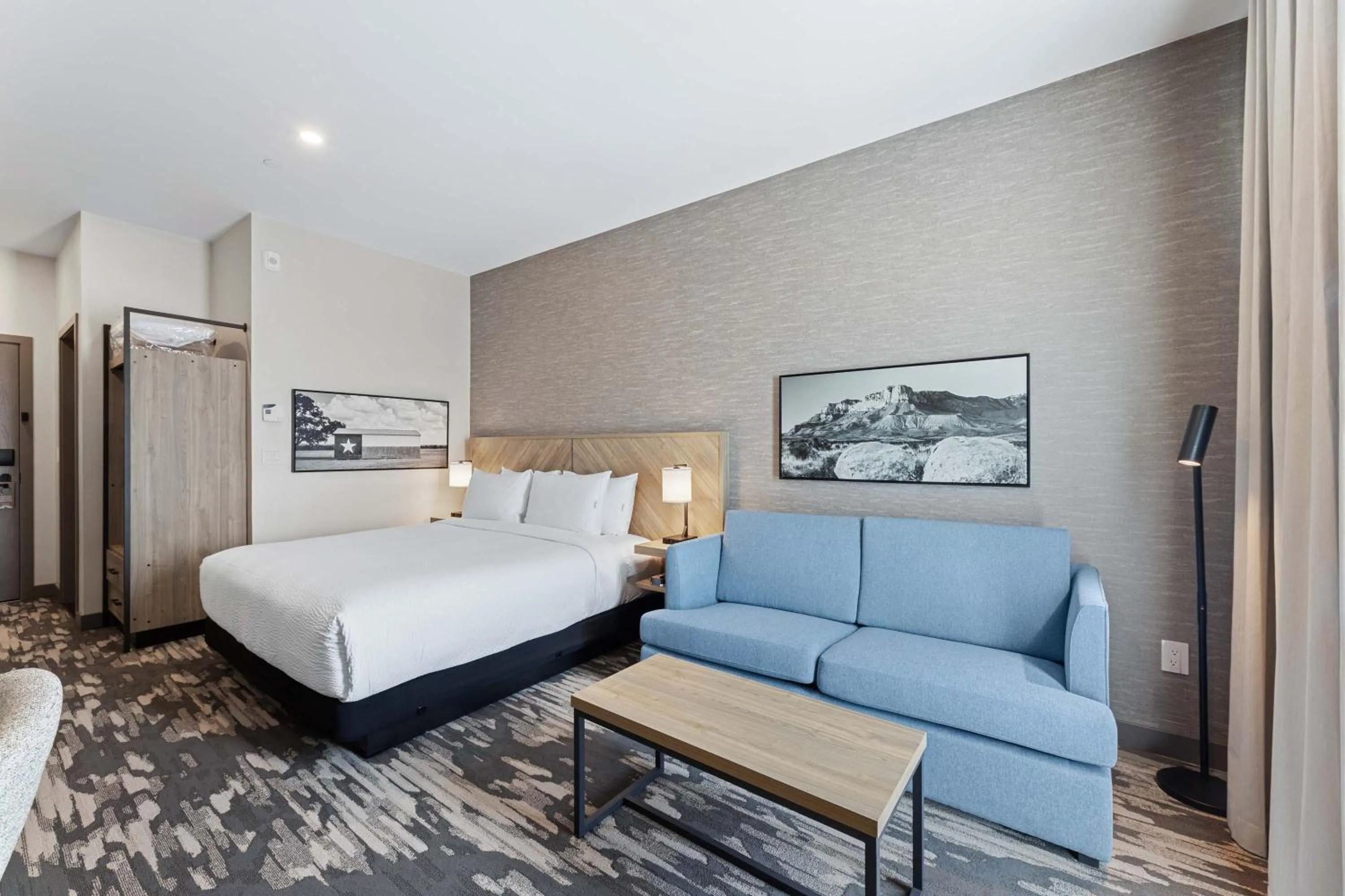 Photo of the whole room, Bed in Sandman Signature Dallas Las Colinas Hotel & Suites