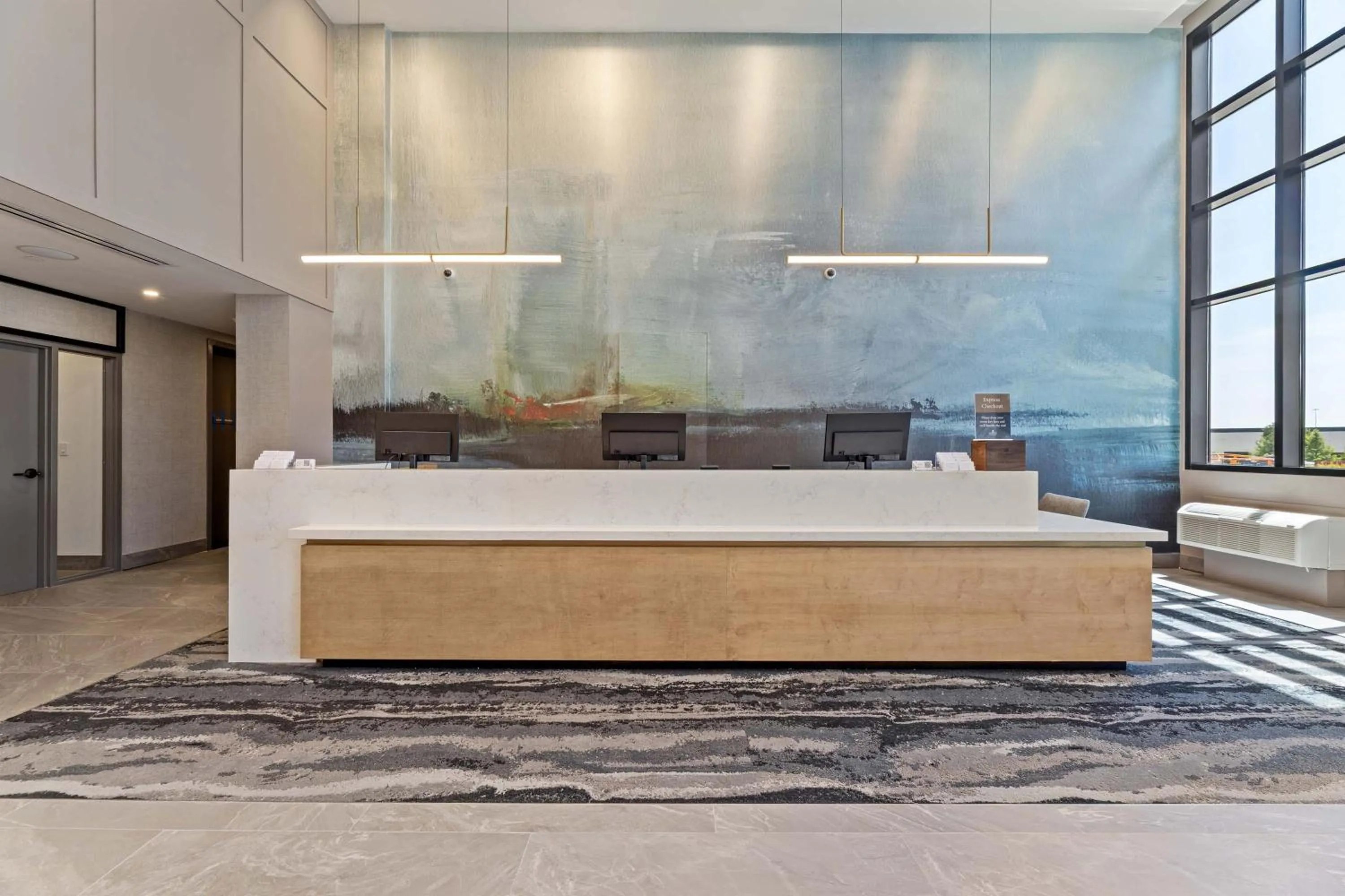 Facade/entrance, Bed in Sandman Signature Dallas Las Colinas Hotel & Suites