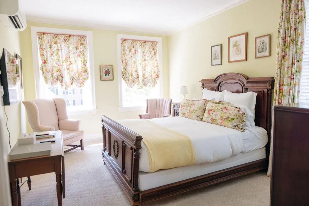 Bedroom, Bed in Ironclad Inn and Bourbon Room