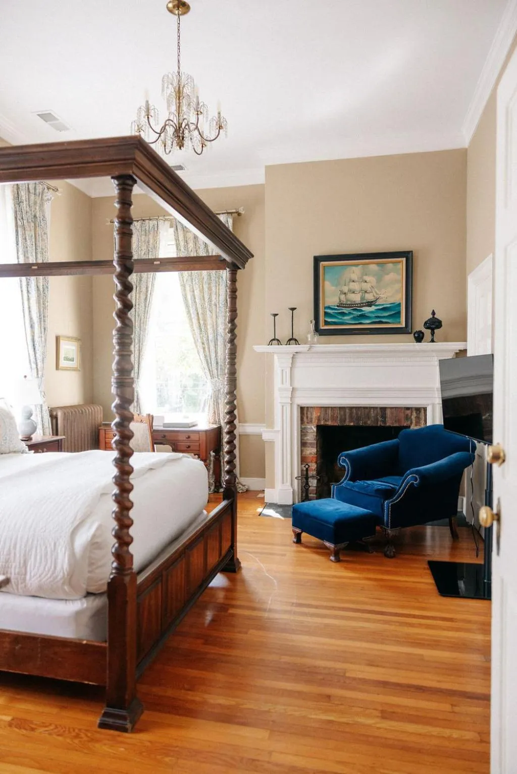 Bedroom, Bed in Ironclad Inn and Bourbon Room