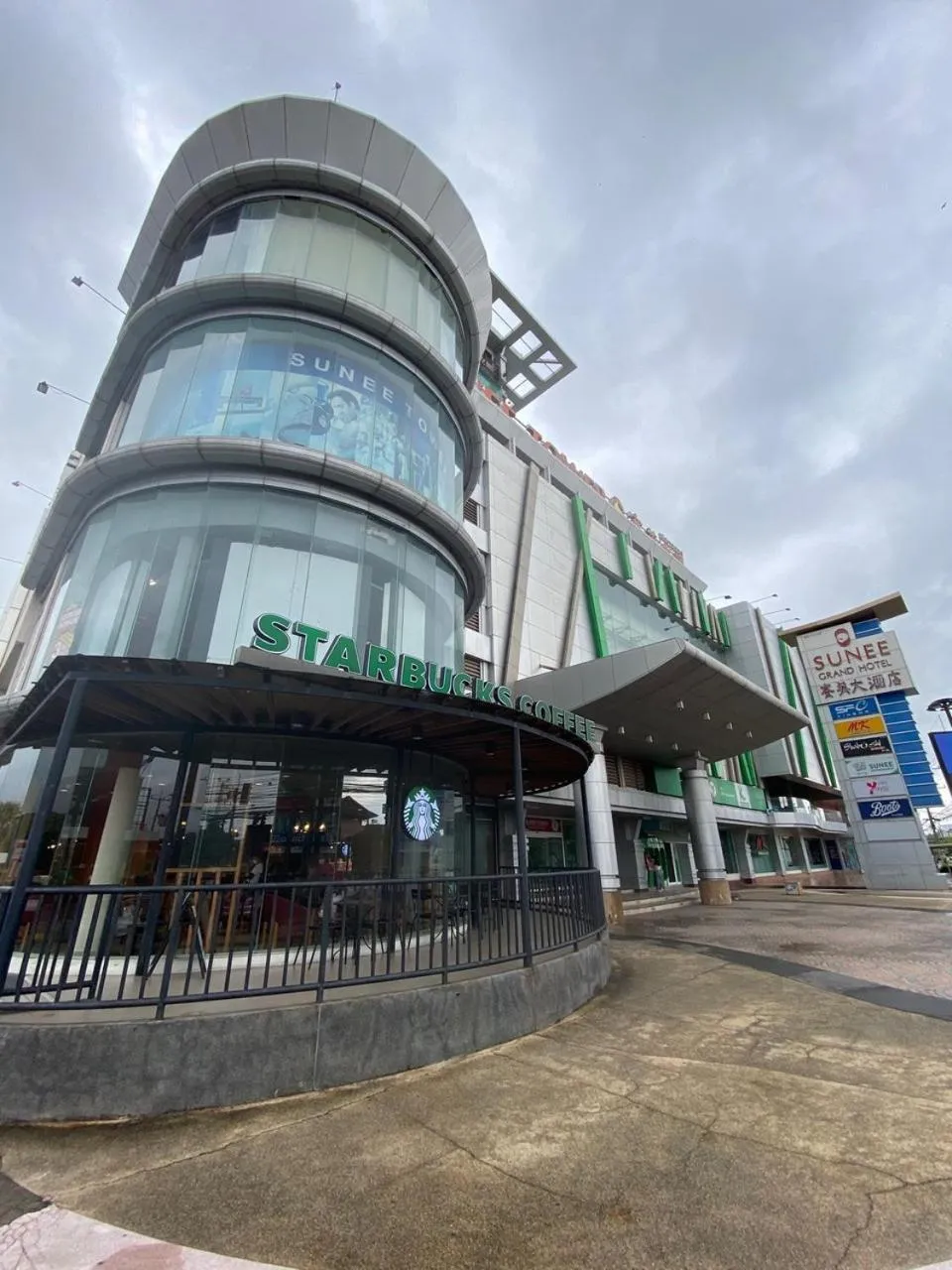 Facade/entrance in Sunee Grand Hotel and Convention Center