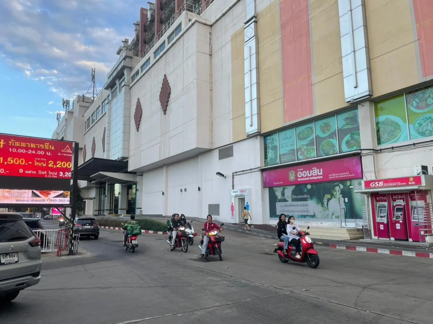 Facade/entrance in Sunee Grand Hotel and Convention Center