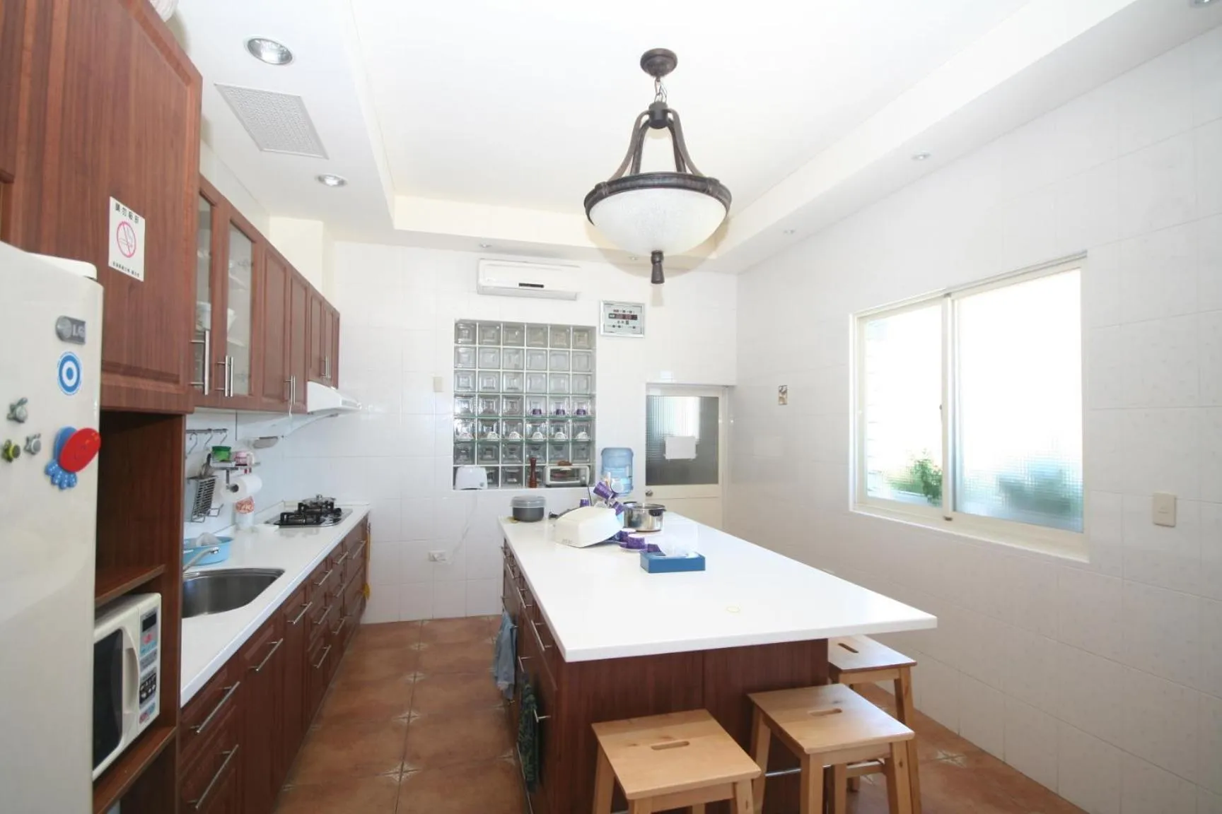 Communal kitchen in Sunrise B&B