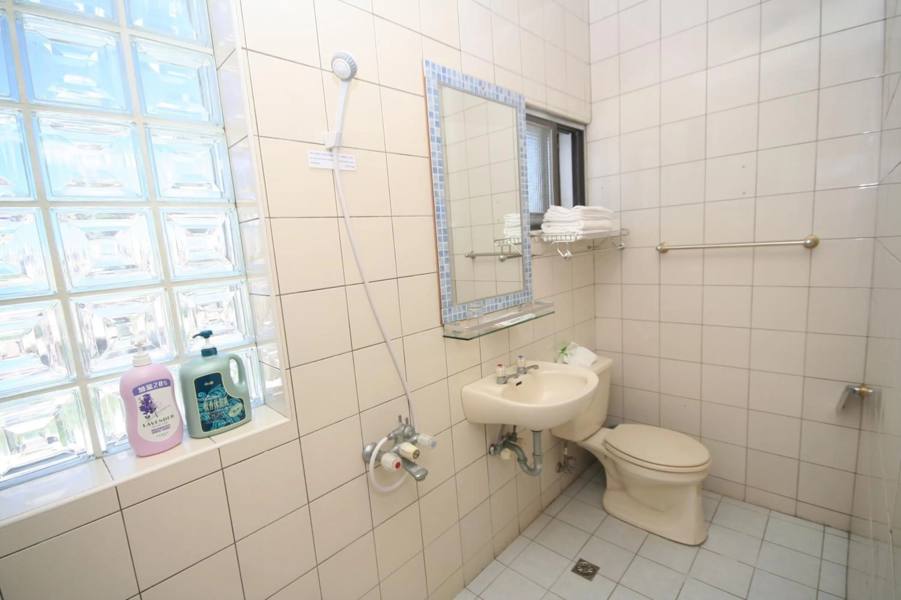 Bathroom in Sunrise B&B