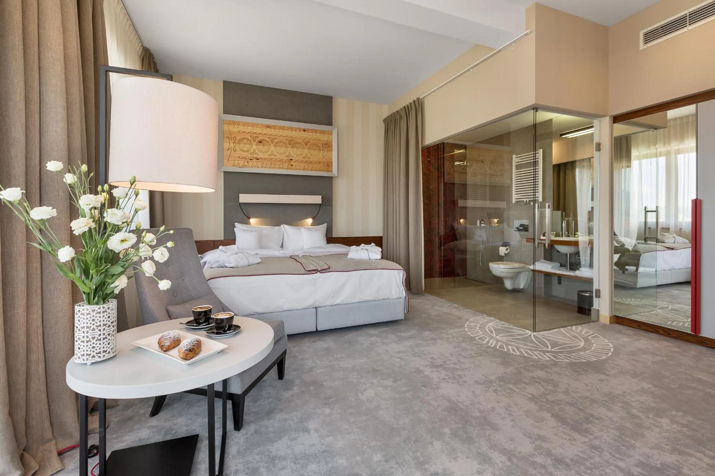 Bathroom, Bed in Hotel Kopieniec Fizjo- Med & SPA