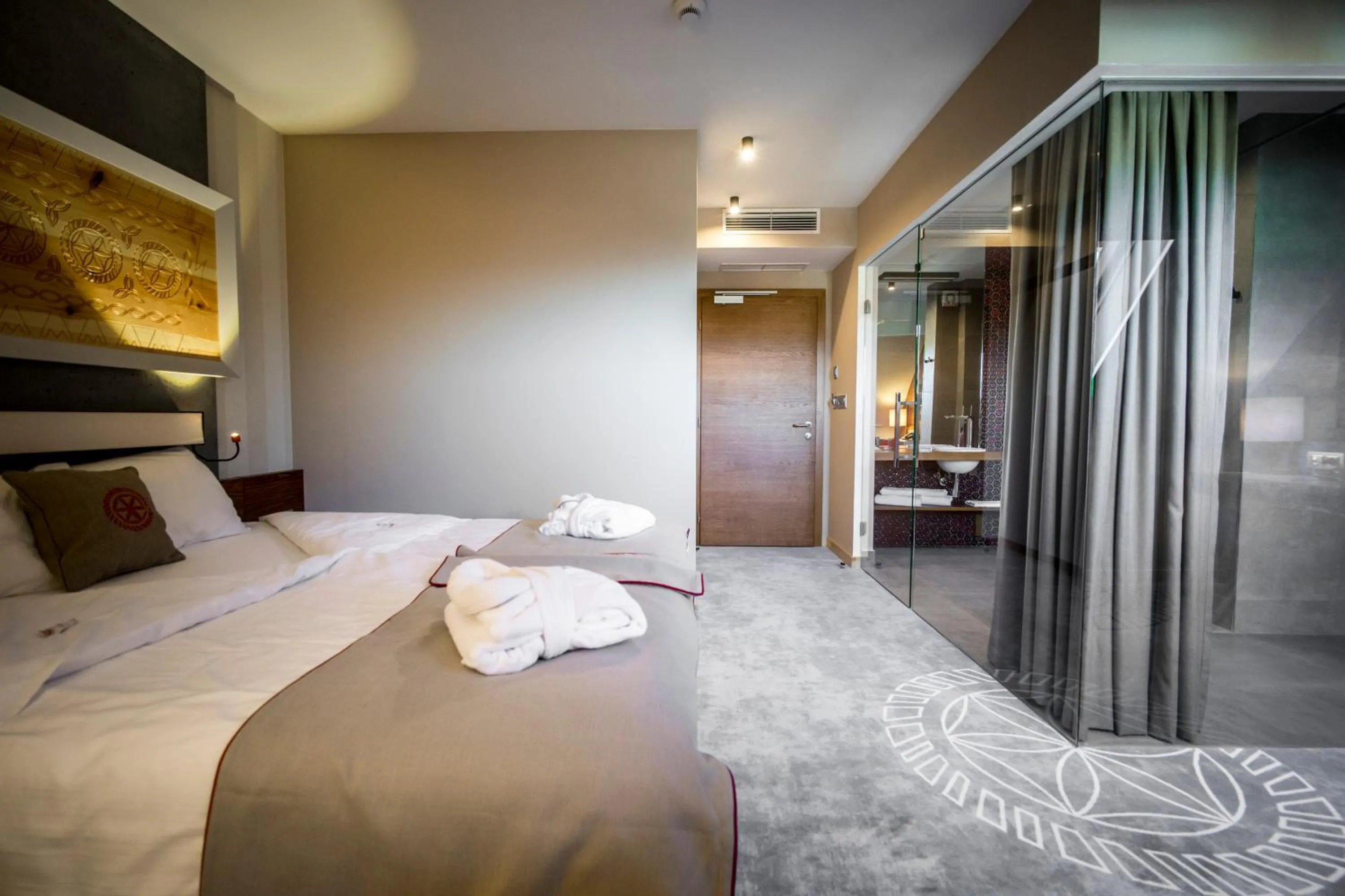 Shower, Bed in Hotel Kopieniec Fizjo- Med & SPA