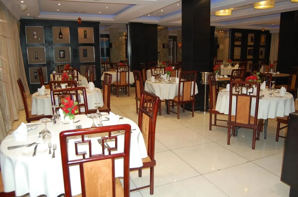 Restaurant/places to eat in Owu Crown Hotel Ibadan