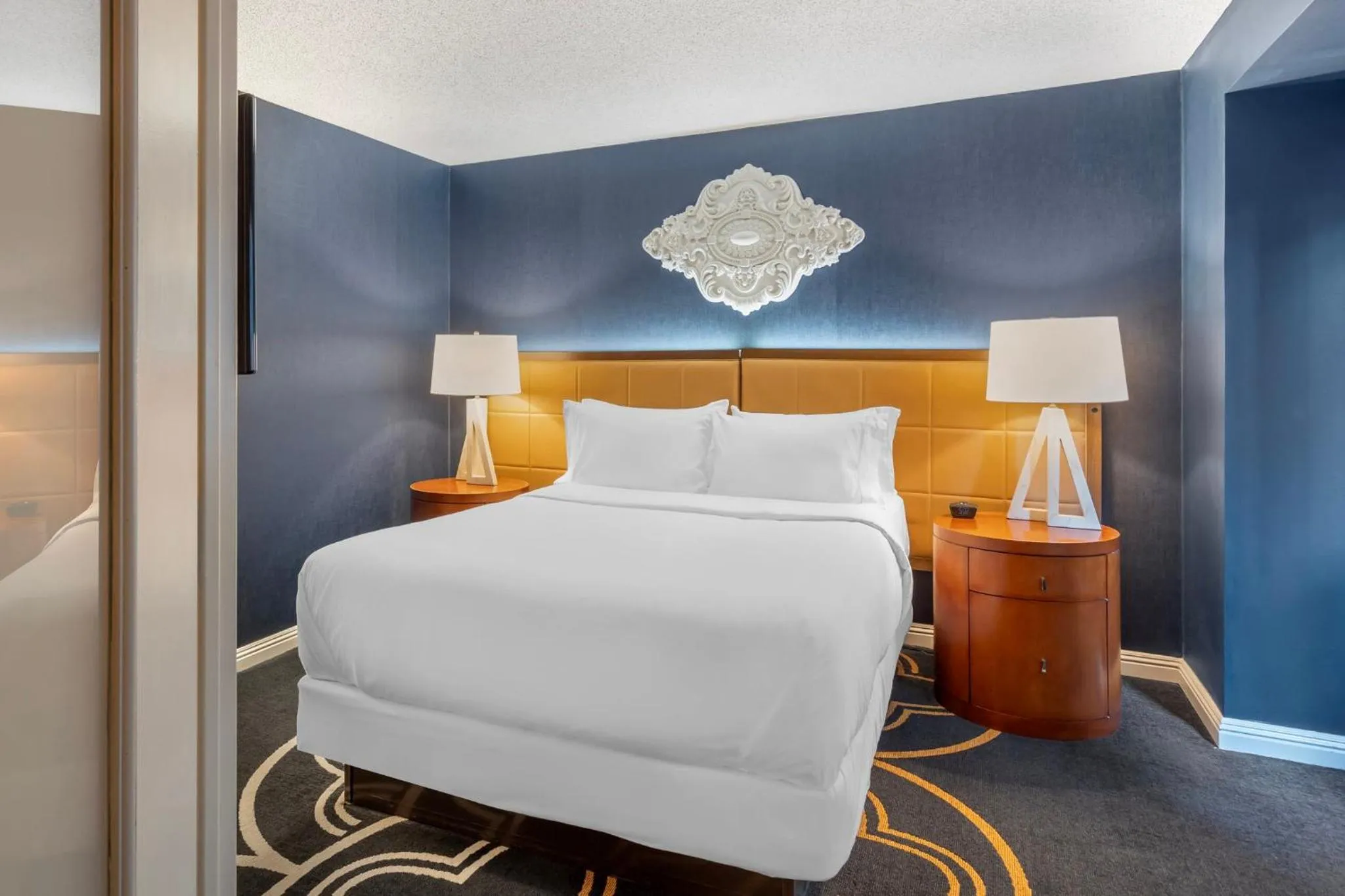 Facade/entrance, Bed in Omni Chicago Hotel