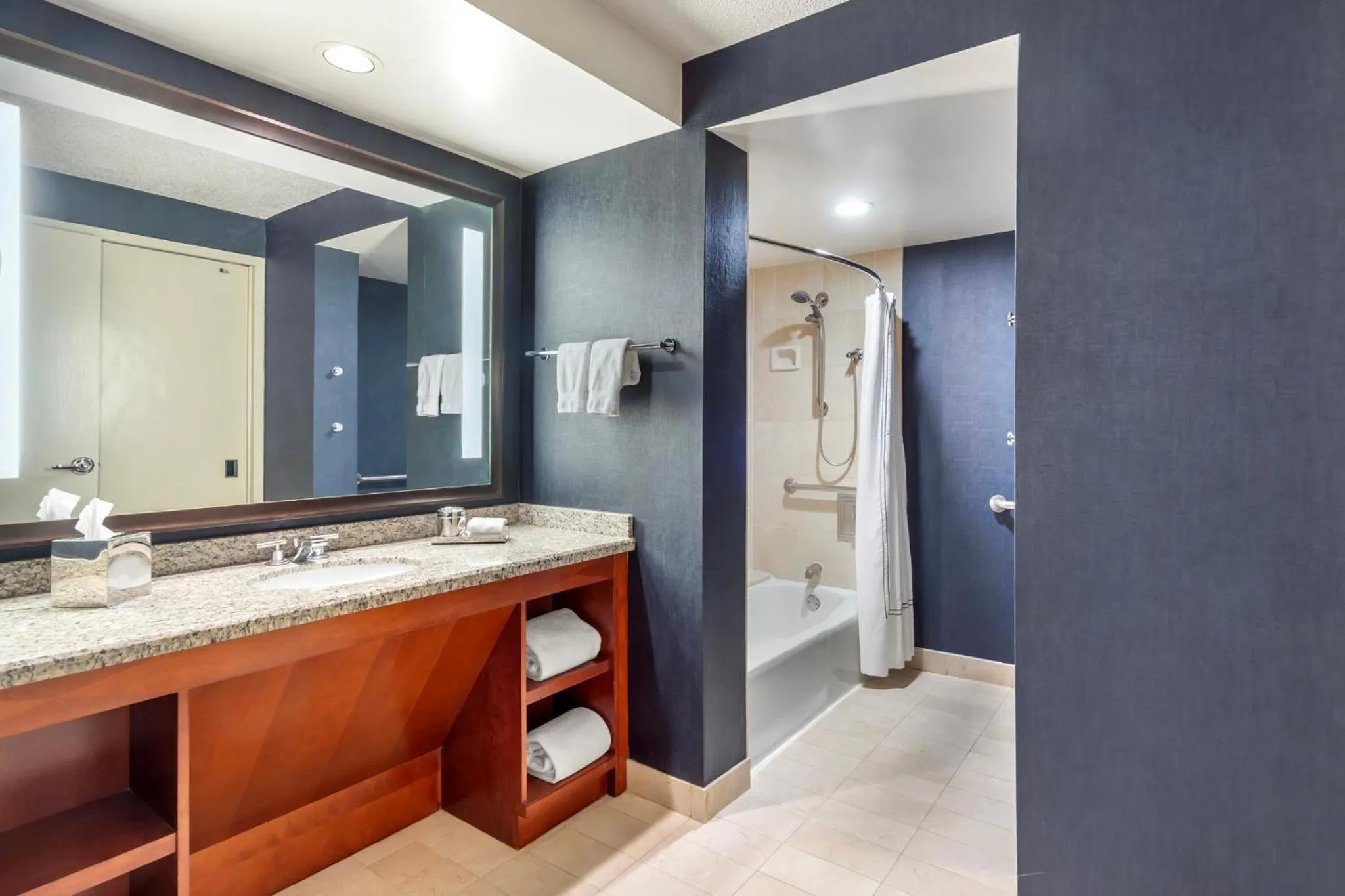 Facade/entrance in Omni Chicago Hotel