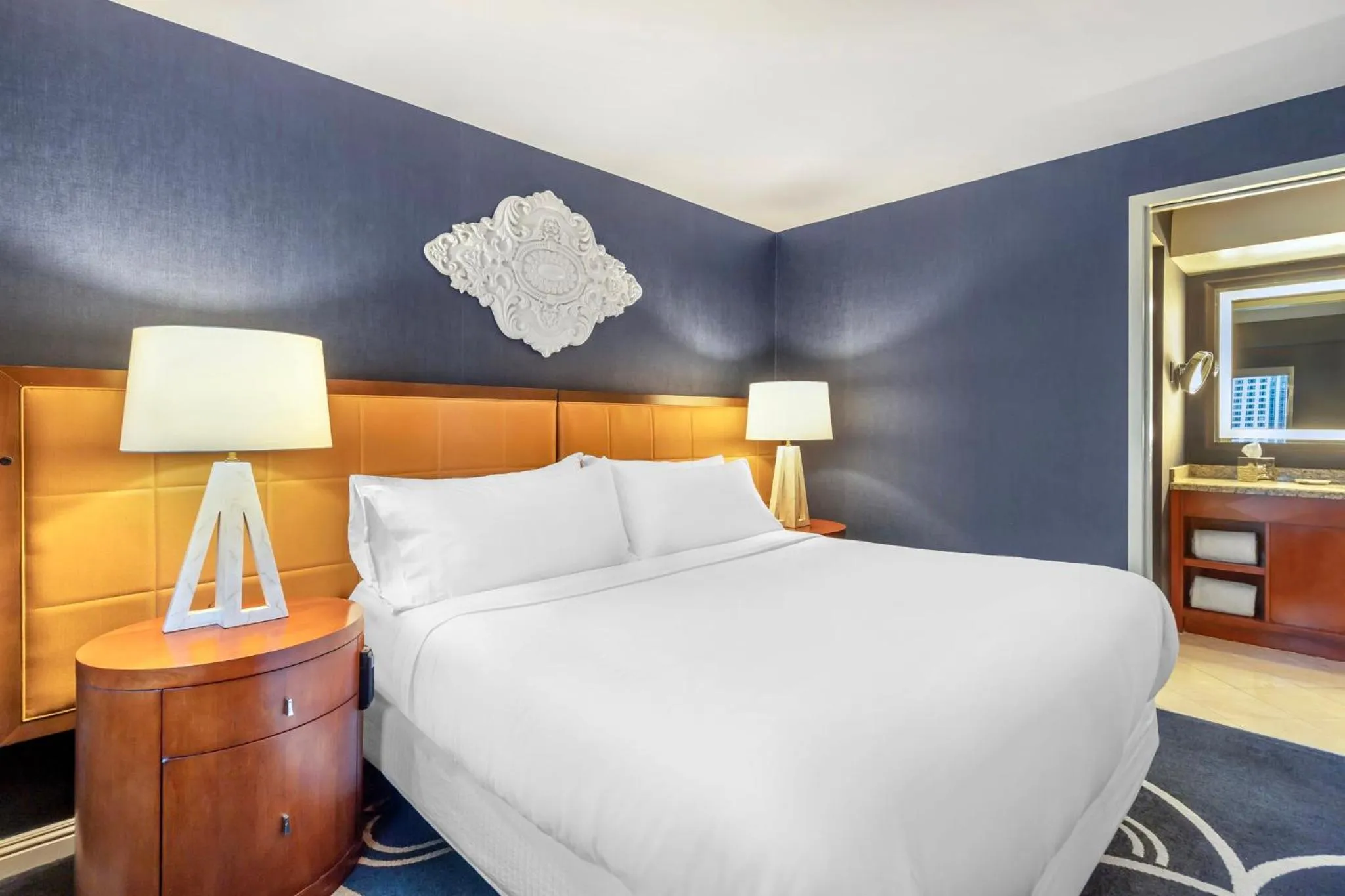 Facade/entrance, Bed in Omni Chicago Hotel