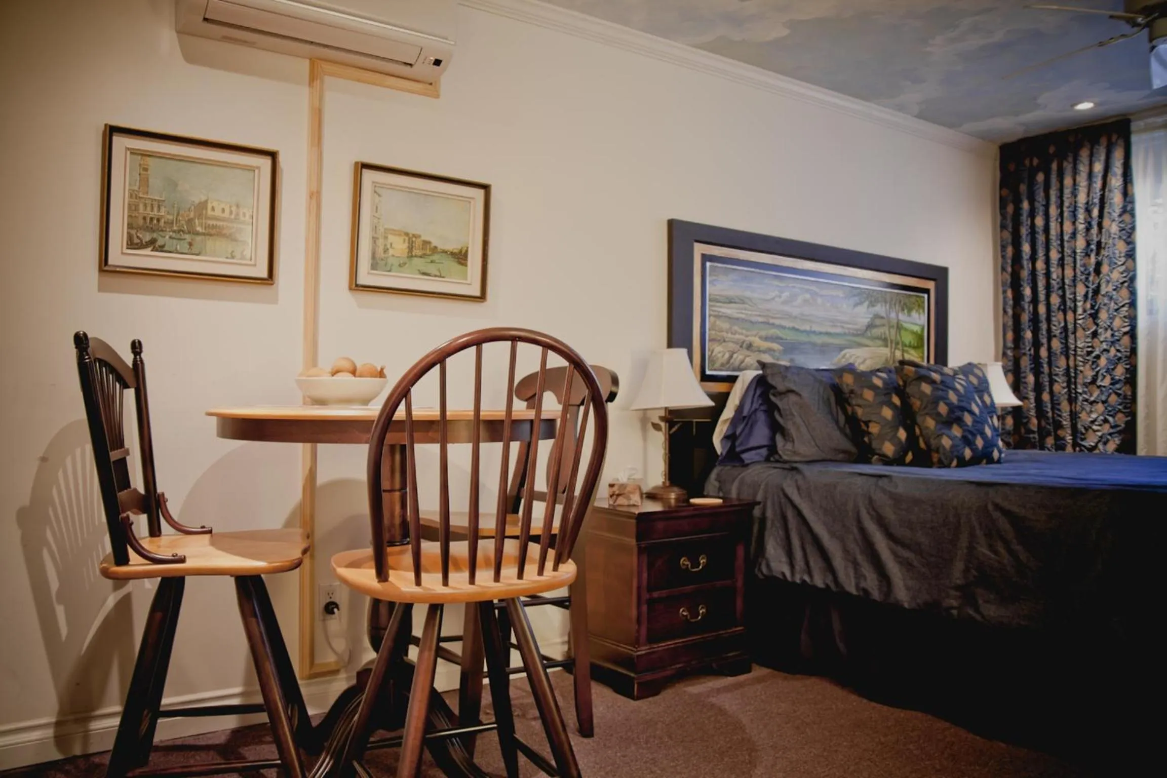 Dining area in Maison Des Jardins B & B