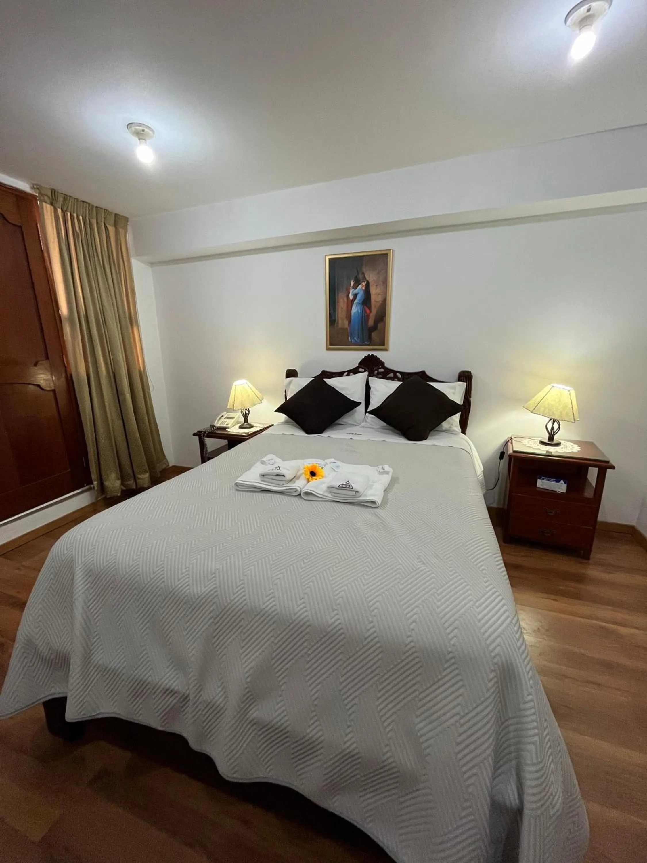 Photo of the whole room, Bed in El Cumbe Inn