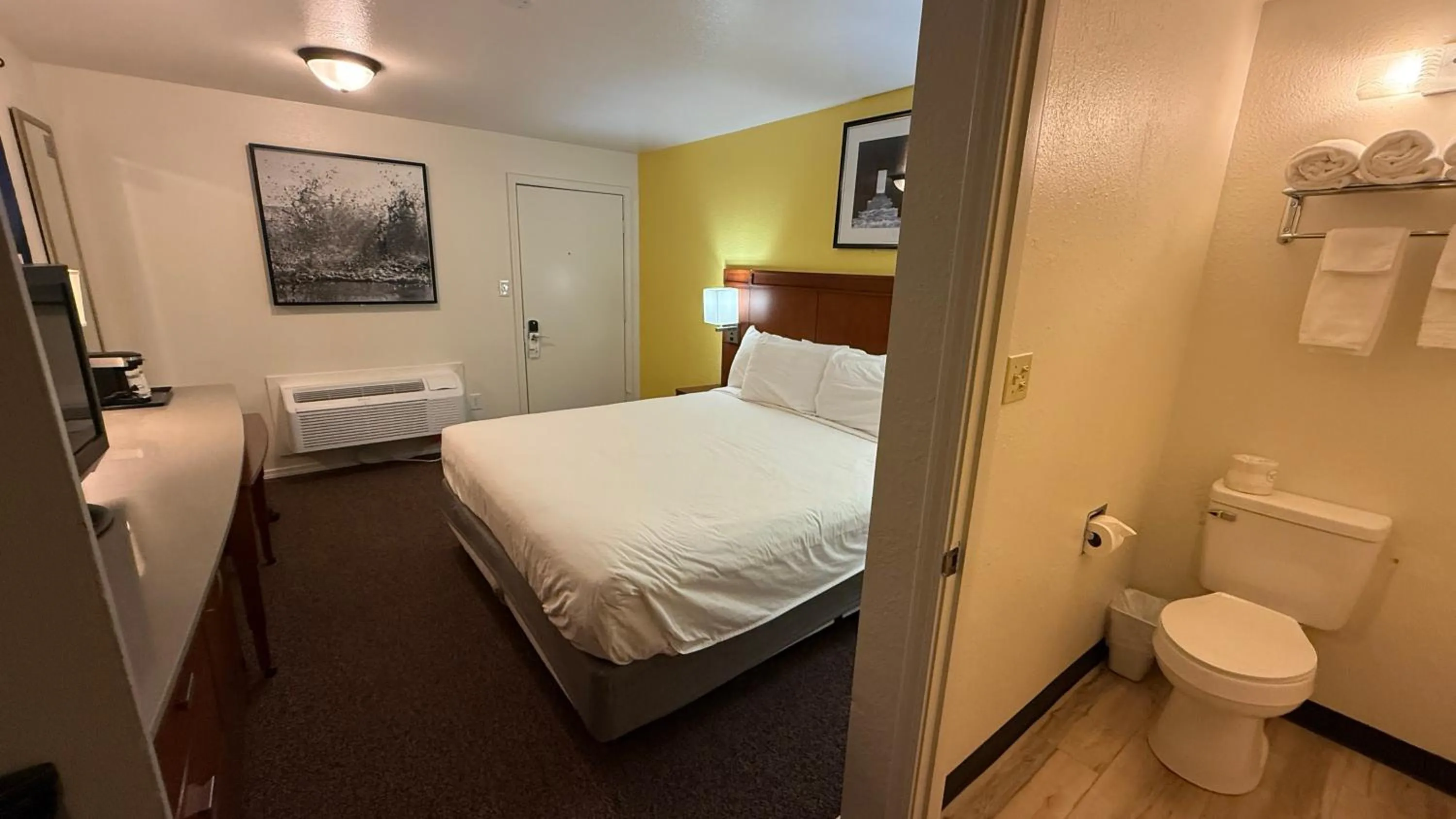 Bed in Lakeshore Inn Water Front