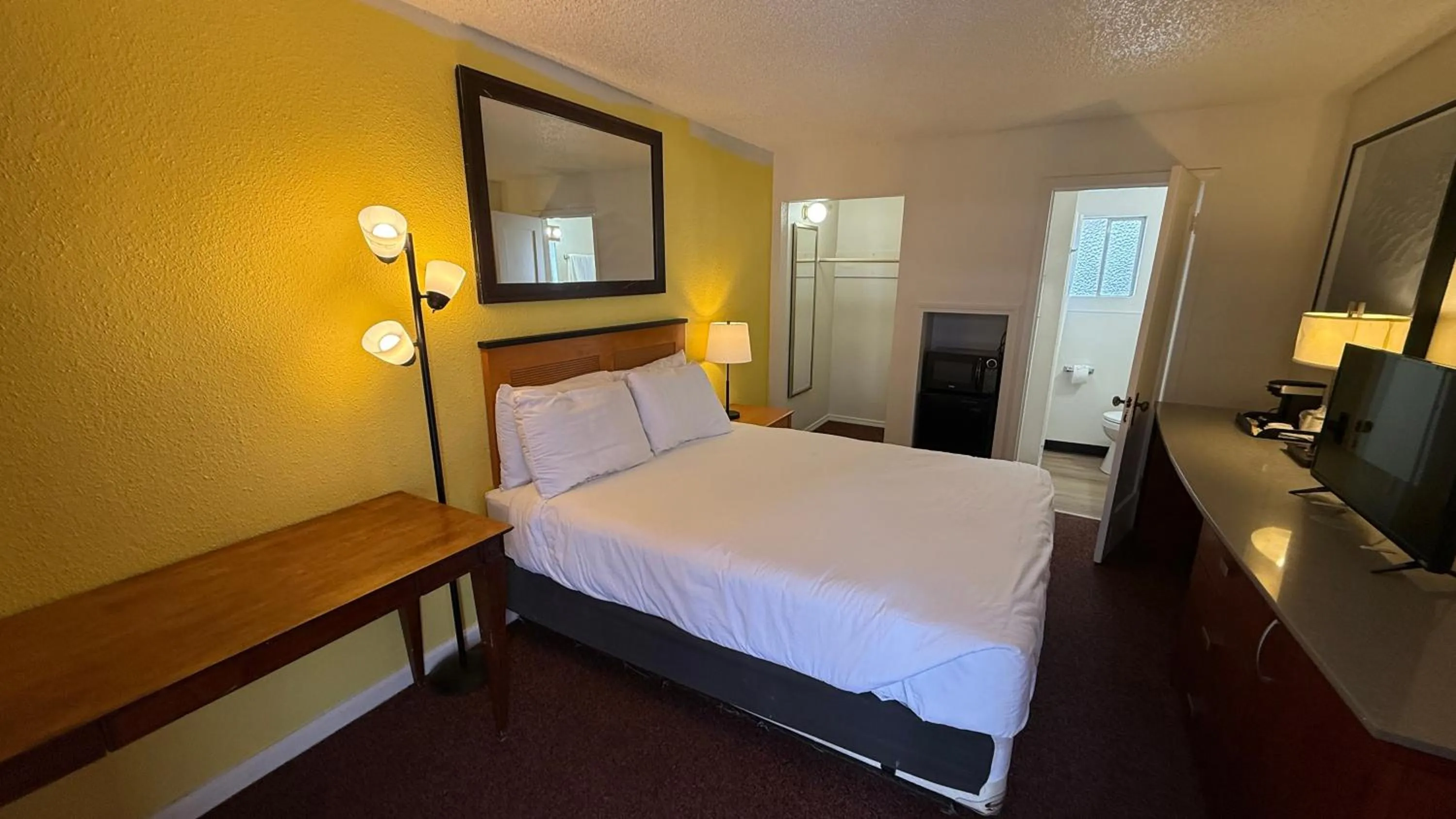 Bed in Lakeshore Inn Water Front