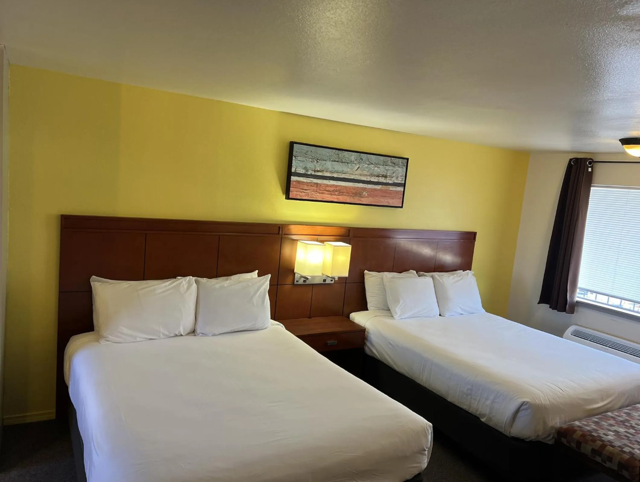 Bed in Lakeshore Inn Water Front