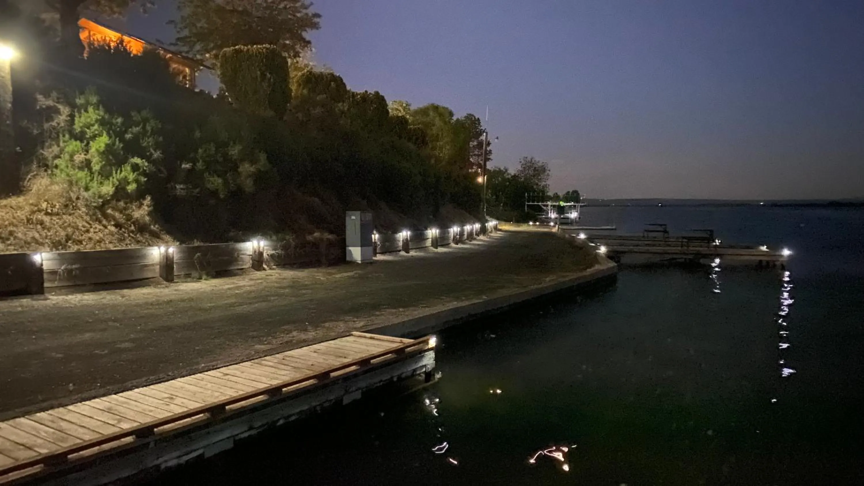 Lakeshore Inn Water Front