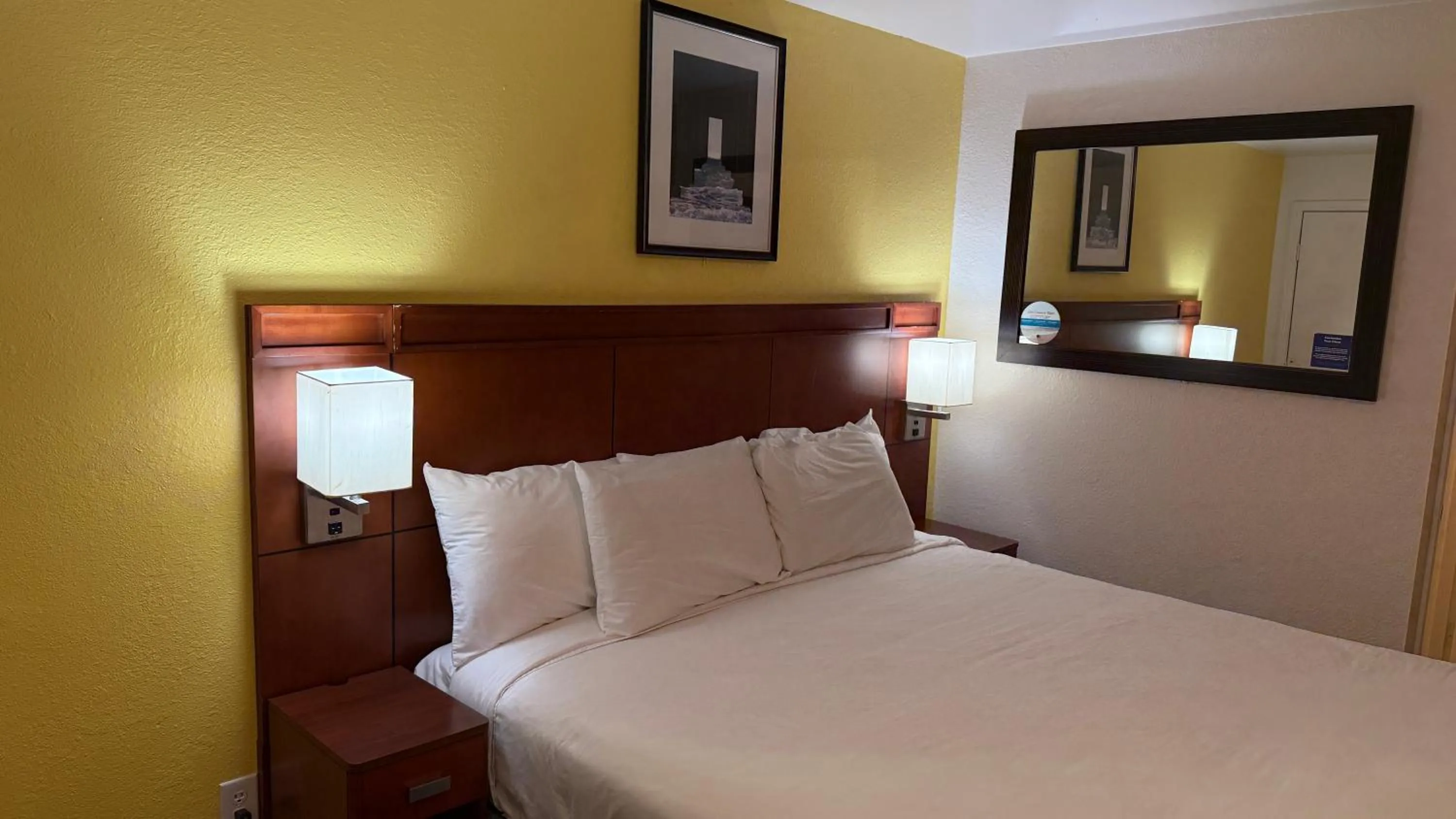 Bed in Lakeshore Inn Water Front