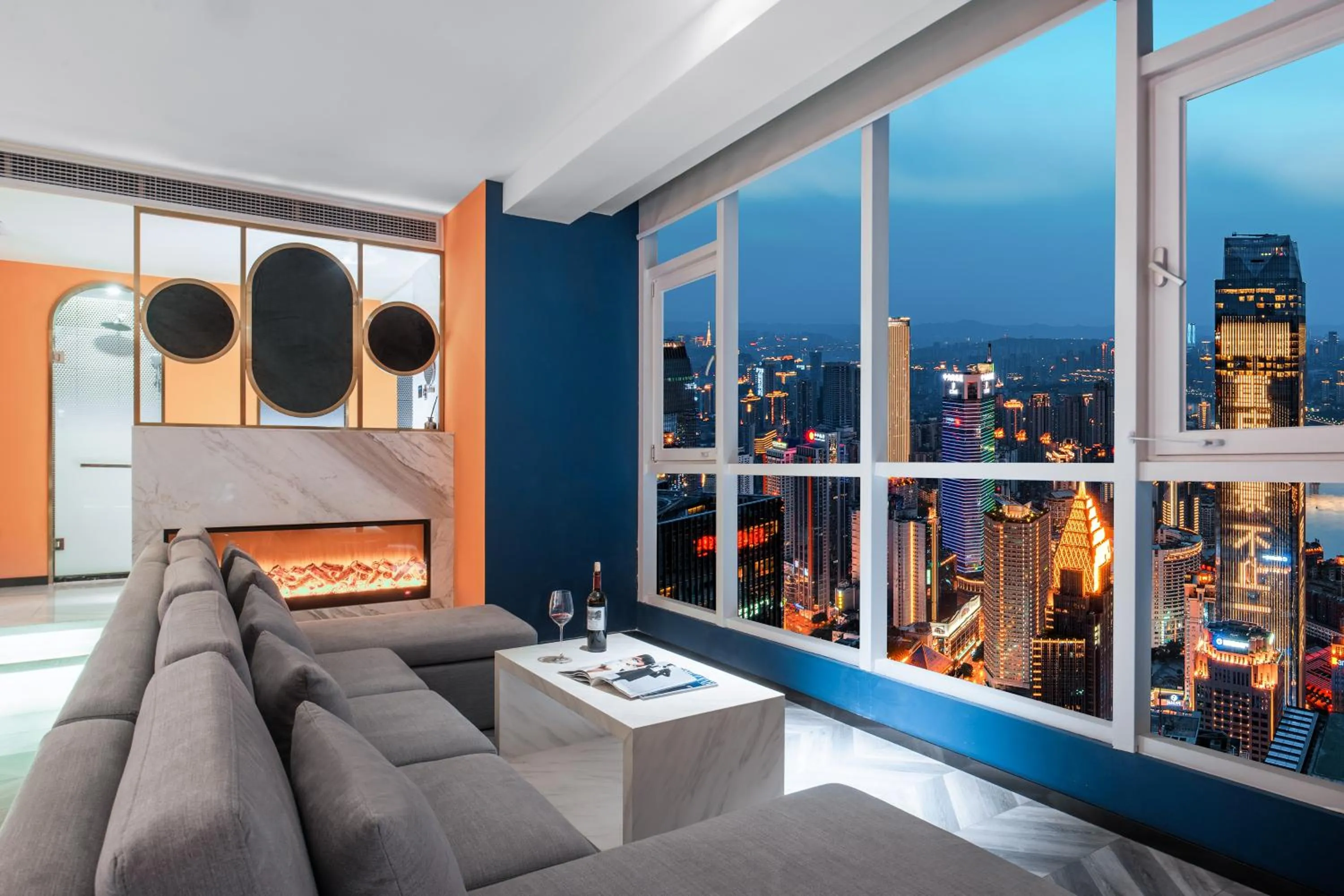 Communal lounge/ TV room in ReVia Skyline River View Hotel Chongging