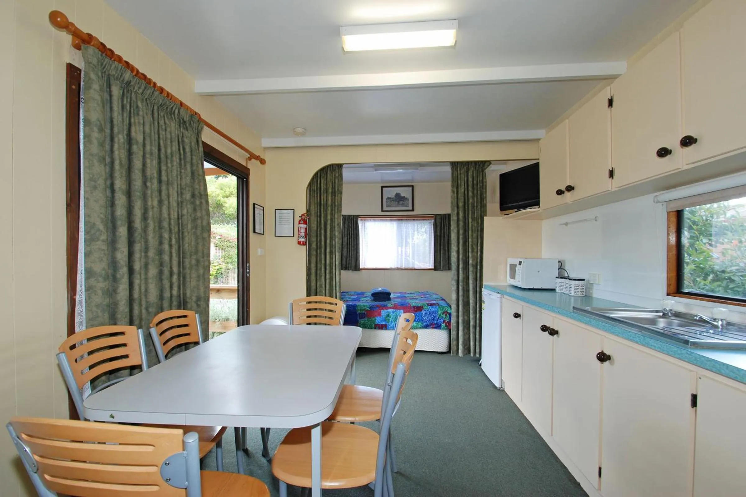 Dining area in Triabunna Cabin & Caravan Park