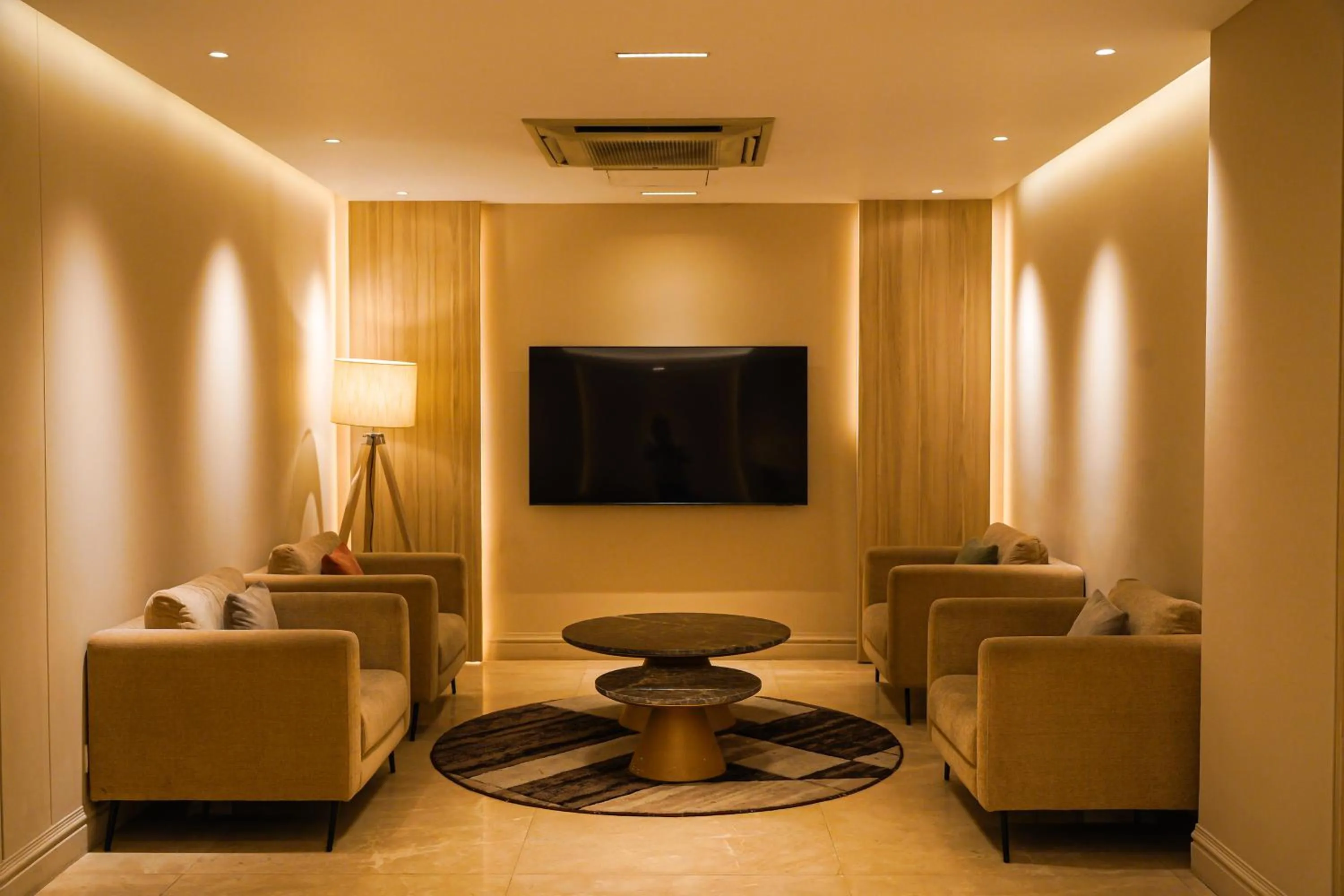 TV and multimedia in Royal Park Residence Hotel