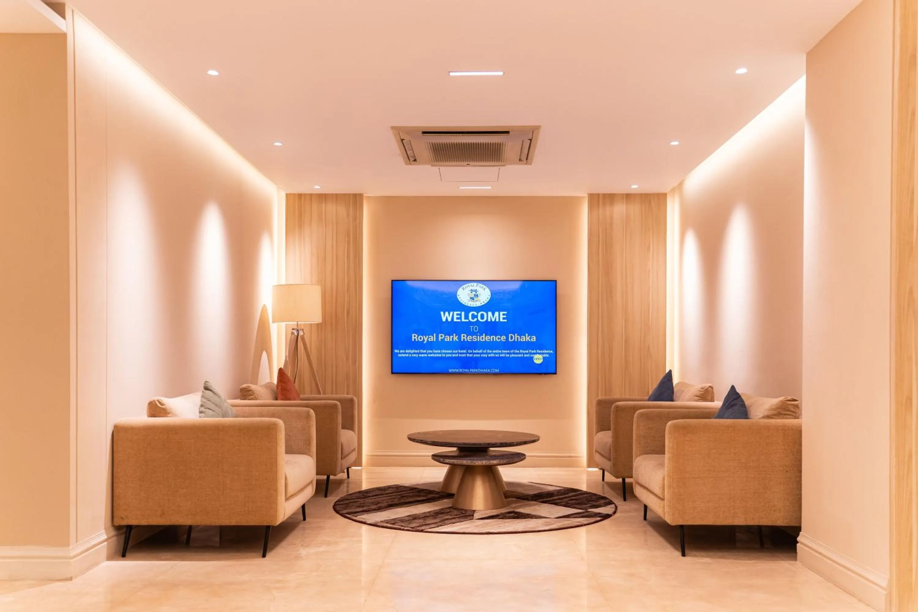 TV and multimedia in Royal Park Residence Hotel