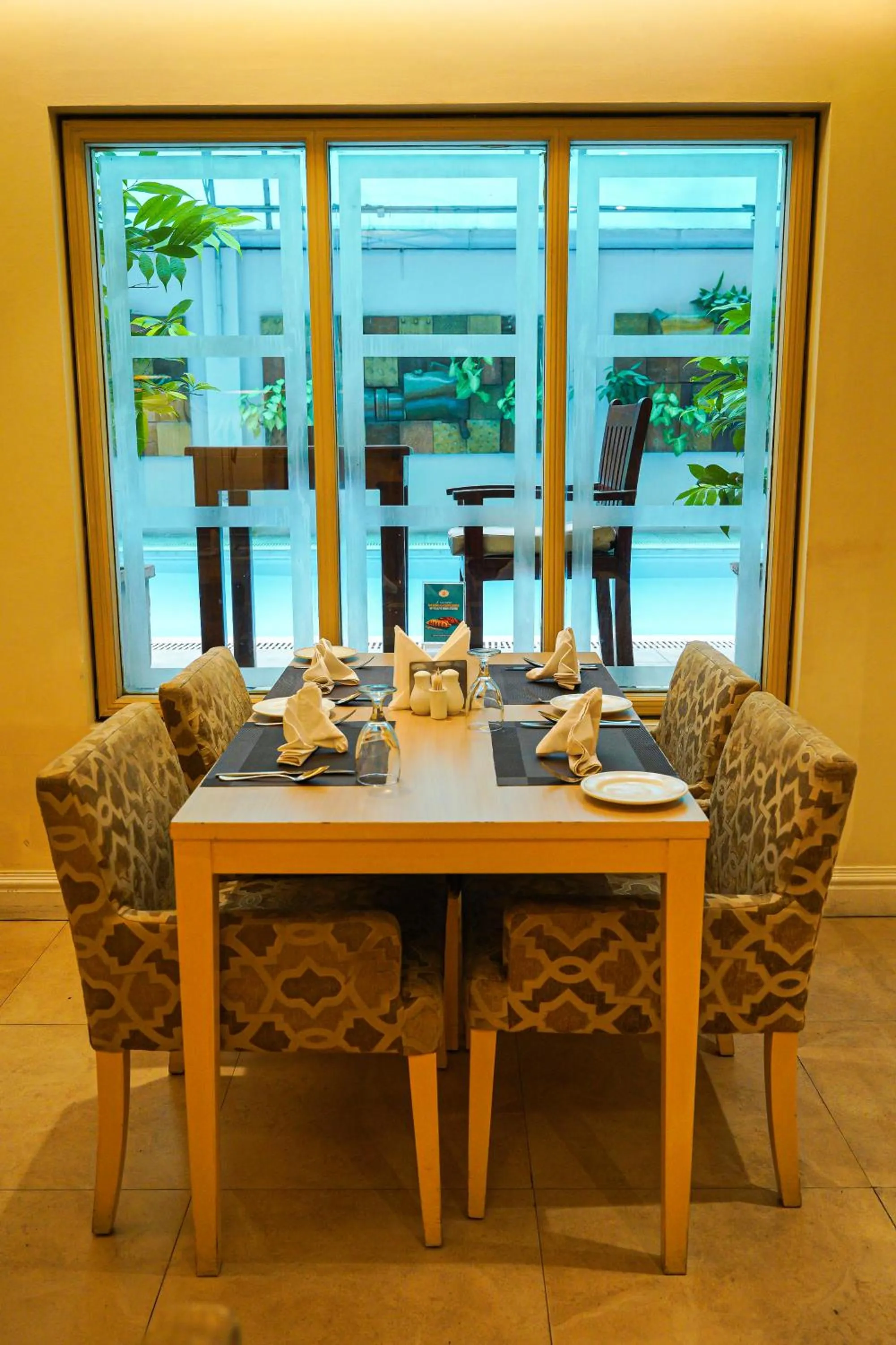 Restaurant/places to eat in Royal Park Residence Hotel