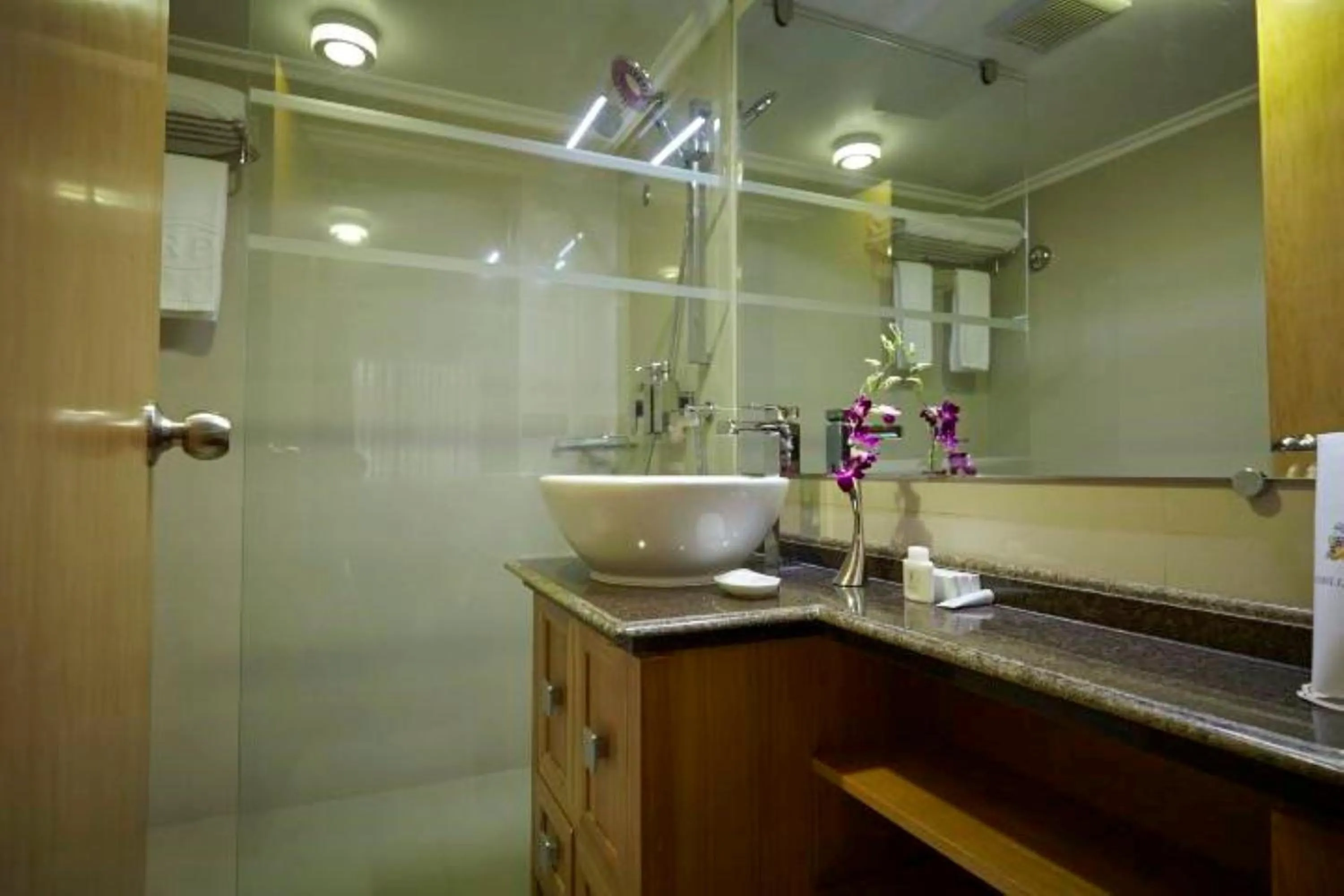 Toilet in Royal Park Residence Hotel