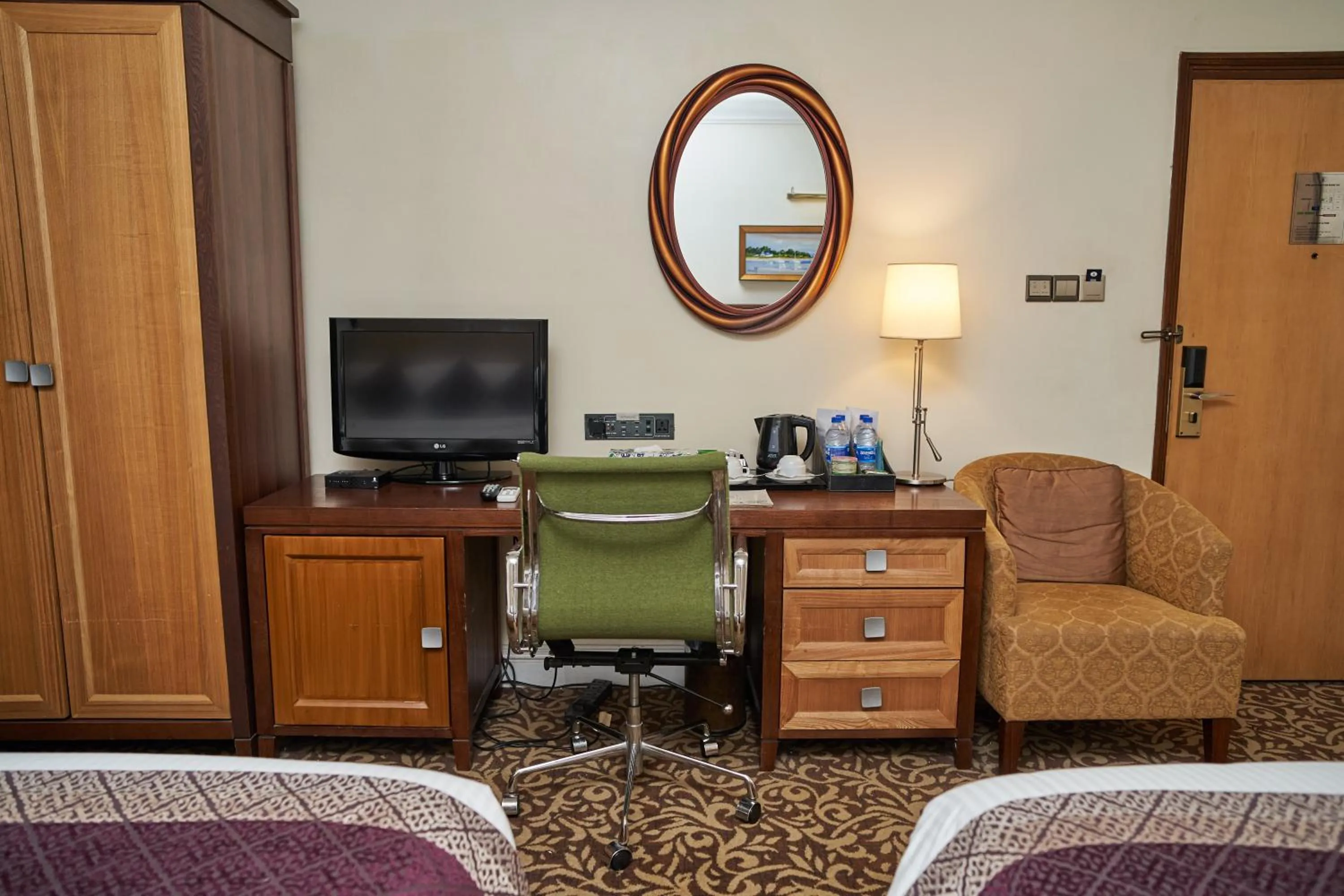 TV and multimedia, Bed in Royal Park Residence Hotel