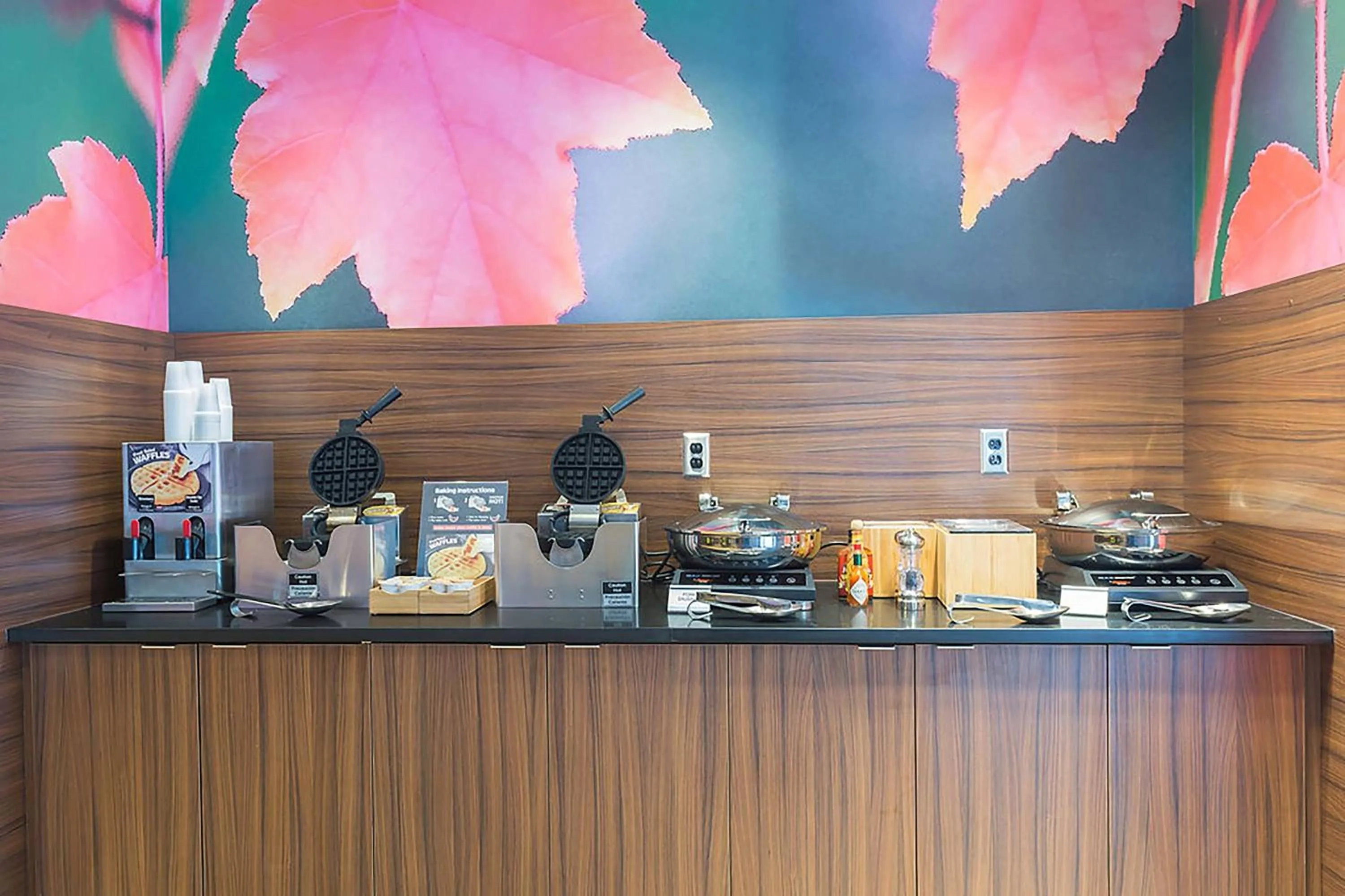 Breakfast in Fairfield Inn & Suites by Marriott Jamestown