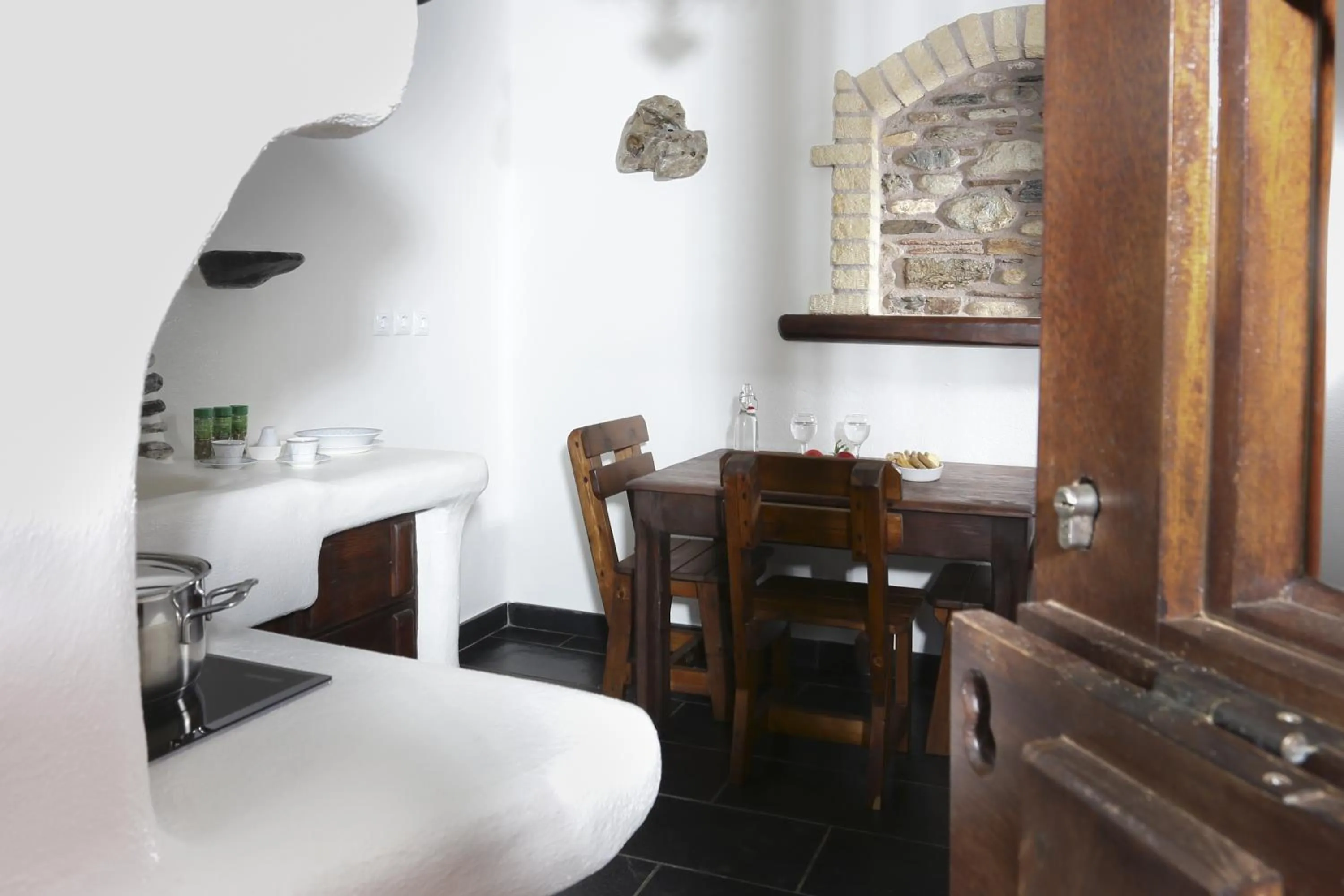 Kitchen or kitchenette in Astrolithos Boutique