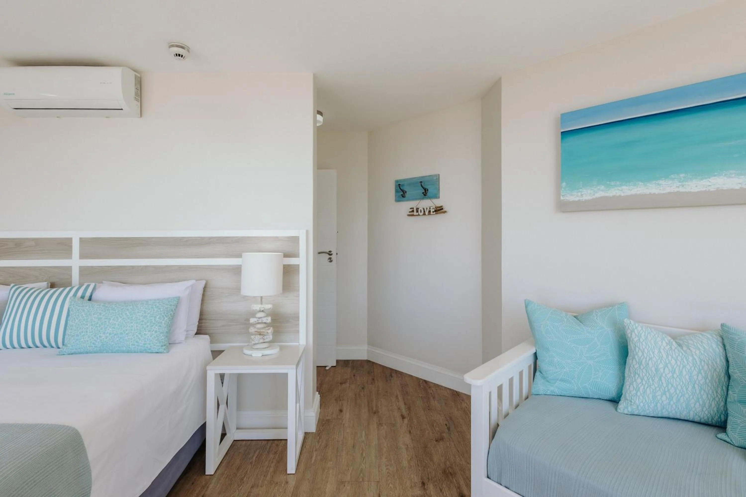 Bedroom, Bed in Bayview Hotel