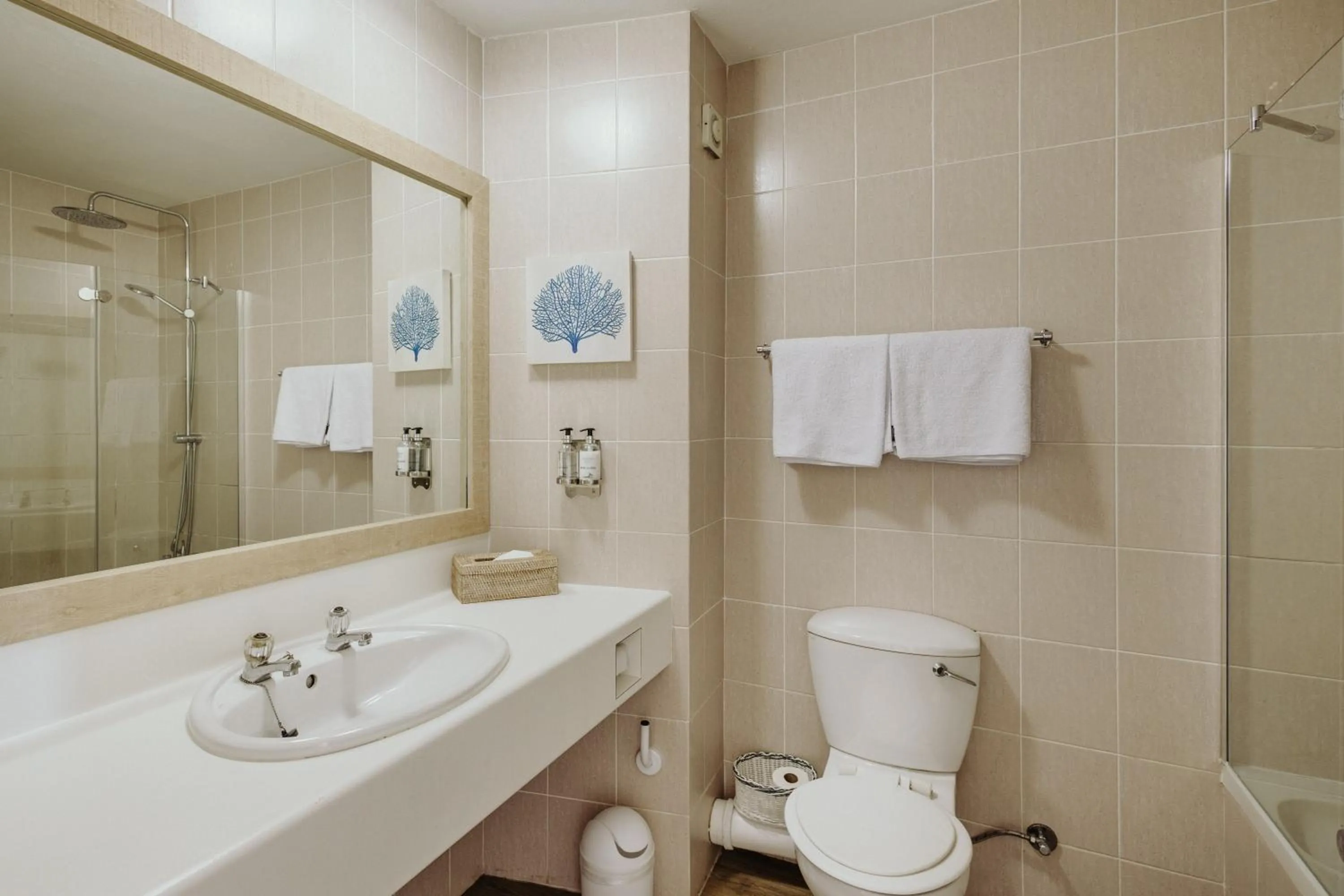 Shower in Bayview Hotel