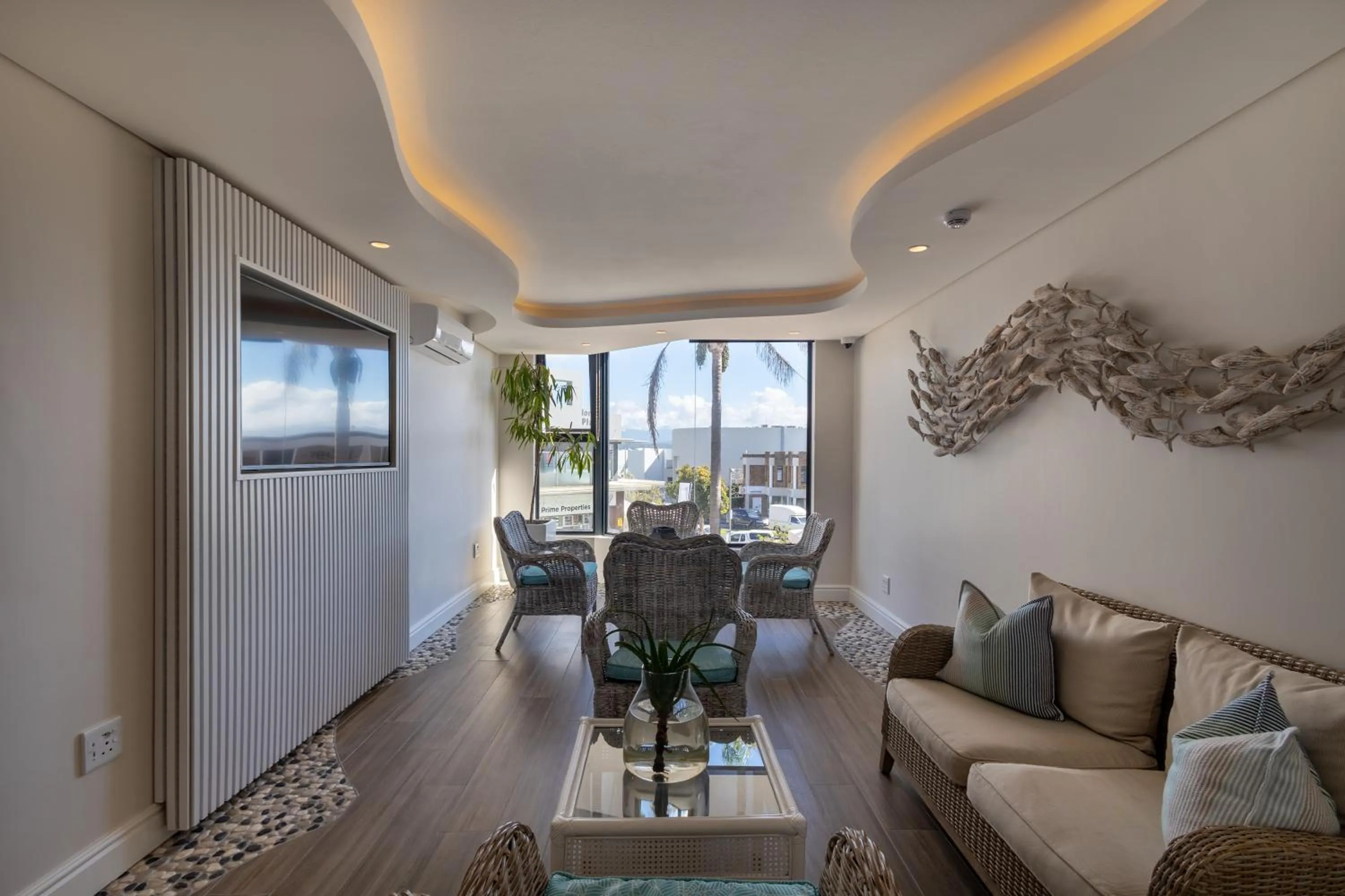 Communal lounge/ TV room in Bayview Hotel