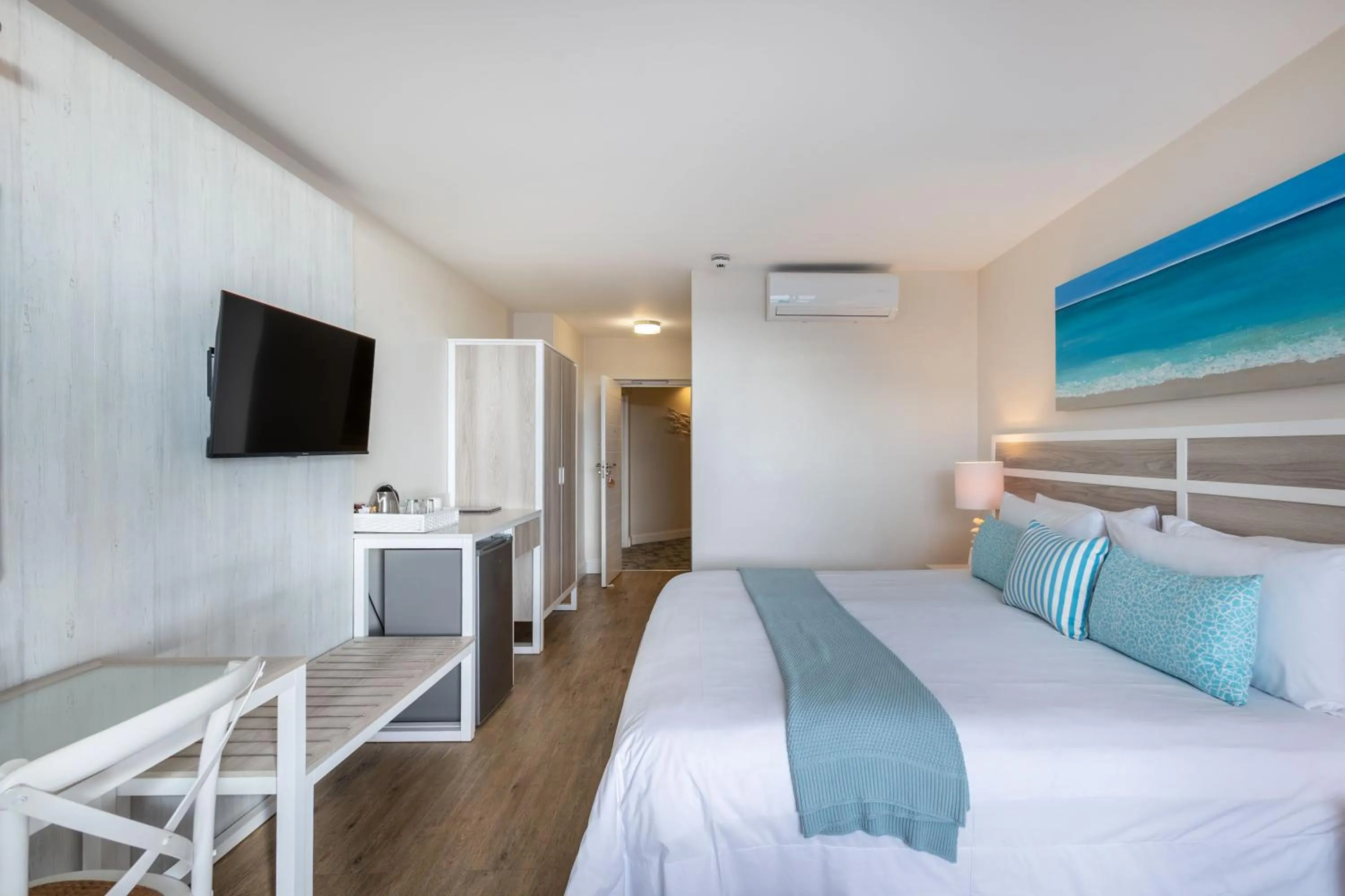 Photo of the whole room, Bed in Bayview Hotel