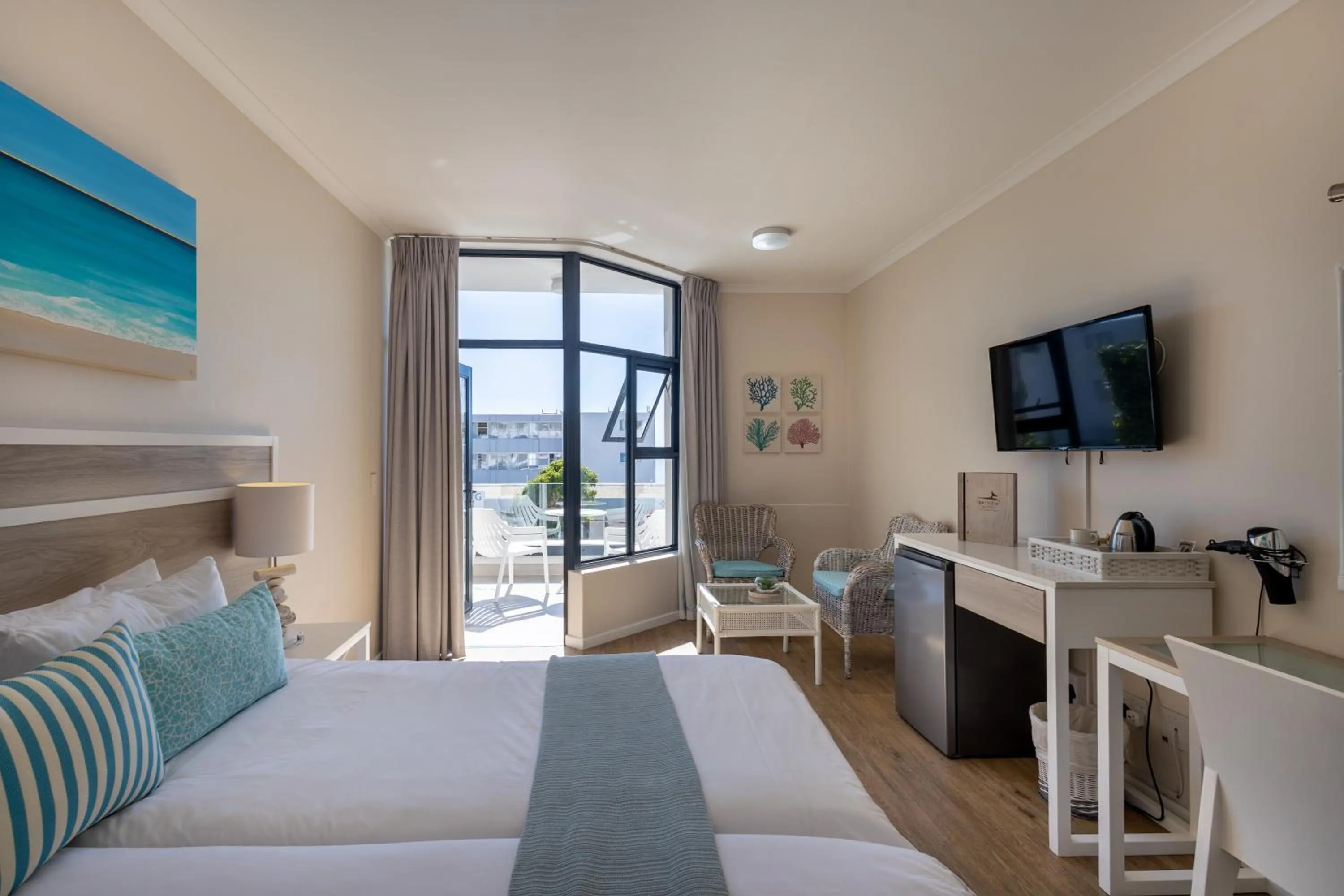 Photo of the whole room, Bed in Bayview Hotel