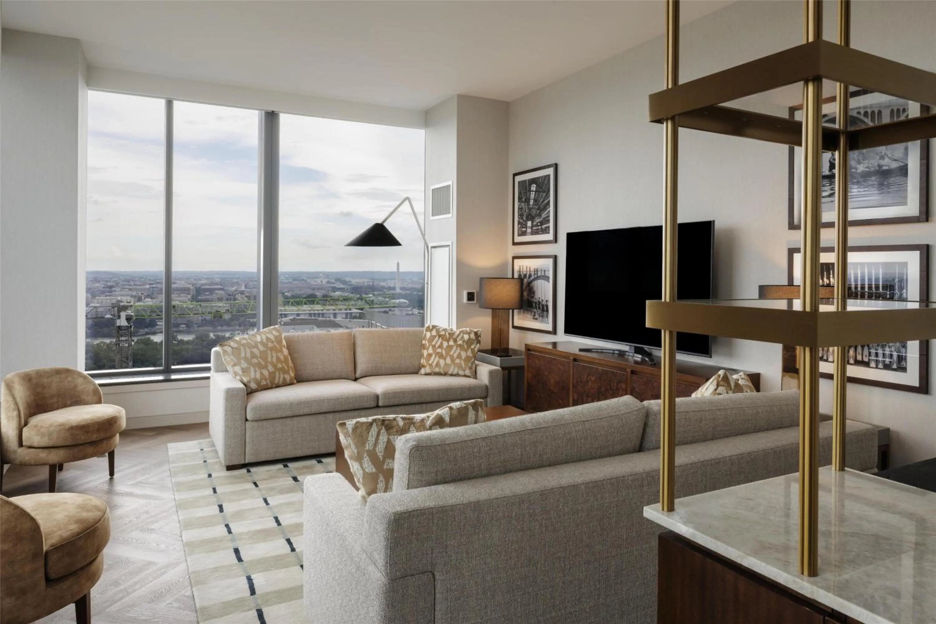 Living room in Hilton Arlington Rosslyn The Key