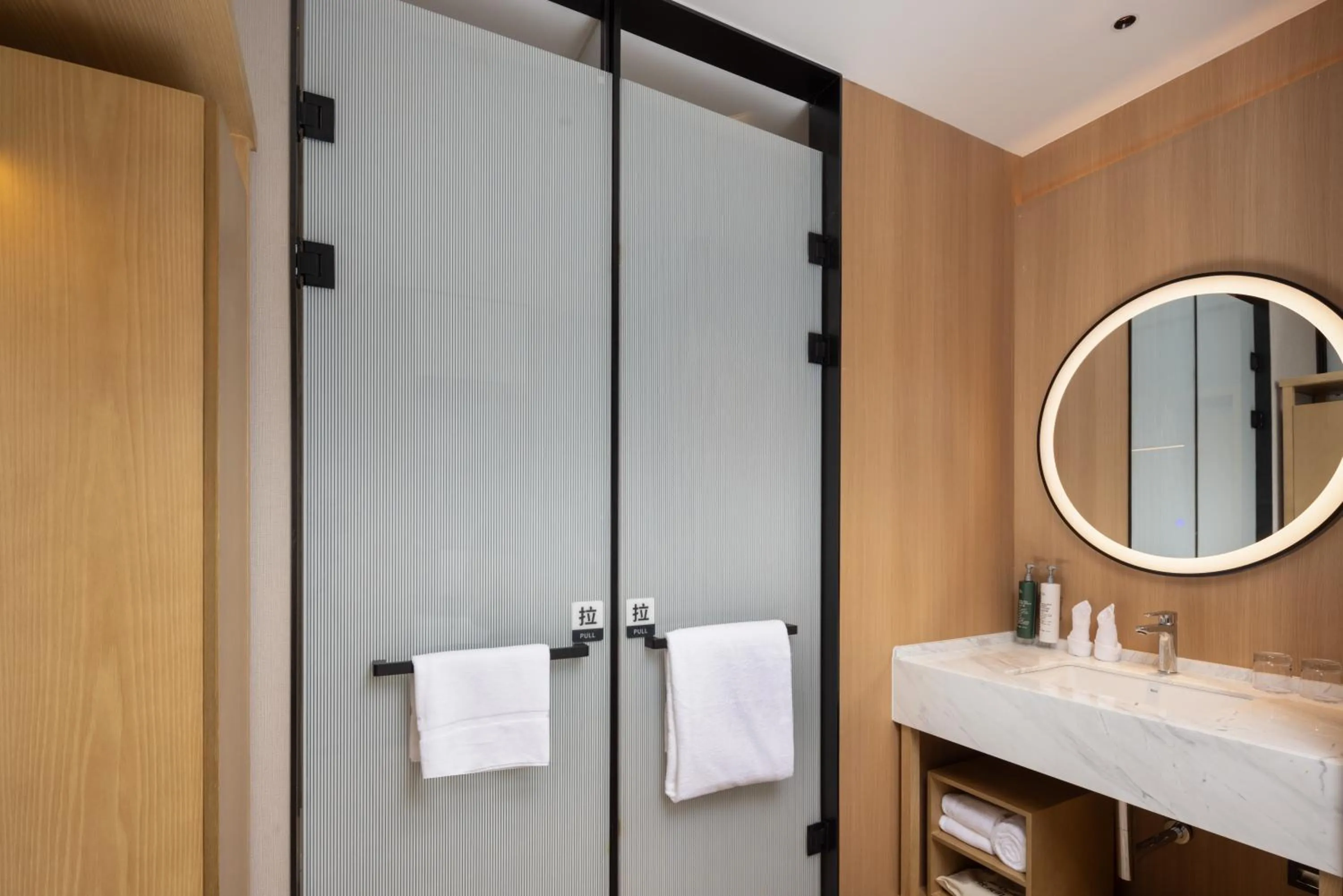 Shower in Hilton Garden Inn Shanghai High-Speed East Railway Station