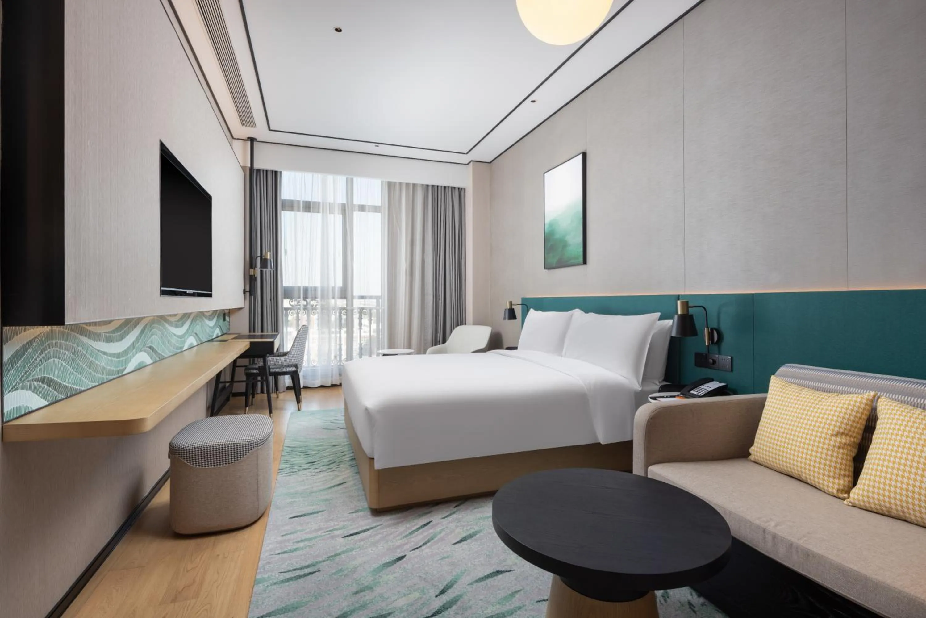 Photo of the whole room, Bed in Hilton Garden Inn Shanghai High-Speed East Railway Station